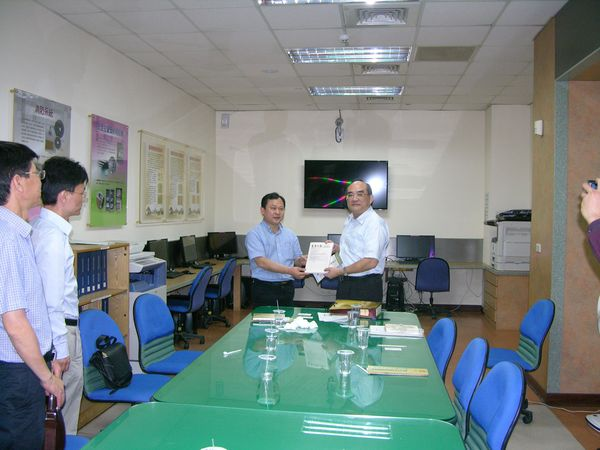 圖2.本館與杭州參訪團交流出版品