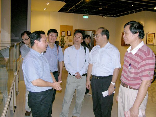 圖3.杭州參訪團郎健華局長(左2)等參觀本館特展張鴻銘館長(右2)及梁志忠理事長(右1)接待