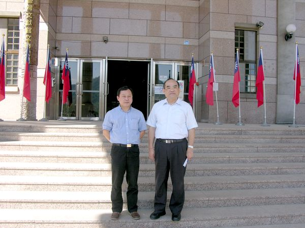 圖4.本館張鴻銘館長(右)與杭州檔案局郎健華局長於文物大樓合影