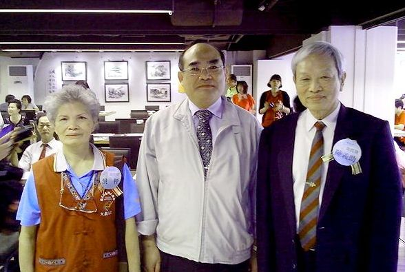 圖2.本館張鴻銘館長(中)與獲獎志工洪枰女士(左)、陳義助先生(右)合影