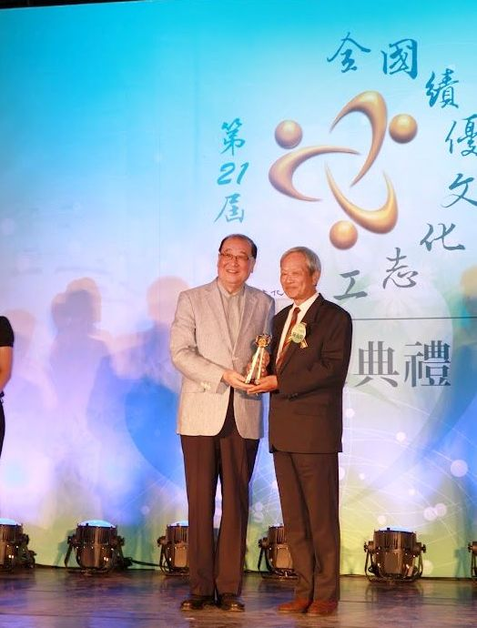 圖4.陳義助先生(右)獲文化部洪孟啟政務次長頒發金質獎