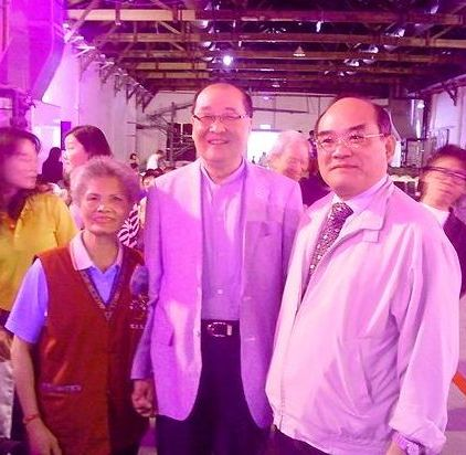 圖5.文化部洪孟啟政務次長(中)與本館張鴻銘館長(右)洪枰女士祝賀合影