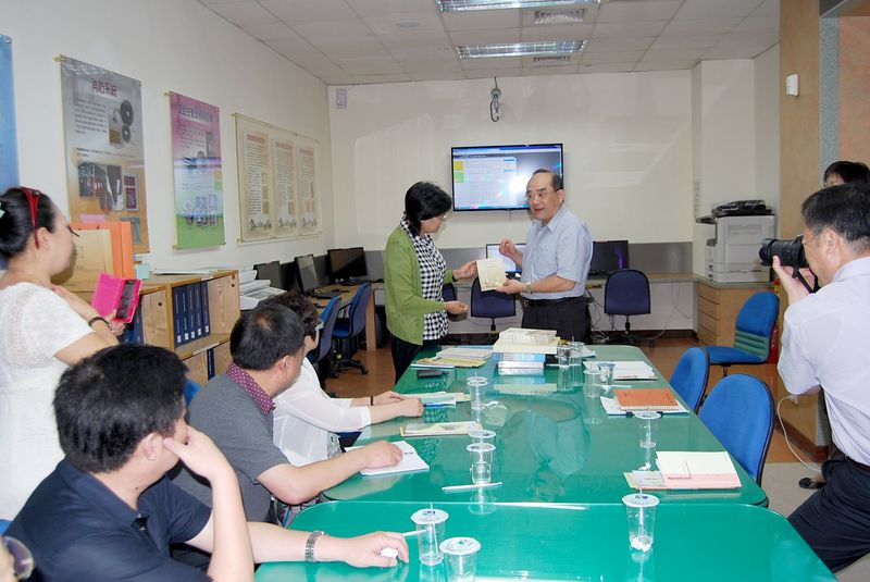 圖3.參訪團高克力館長(中左立)與本館張鴻銘館長(中右立)互贈出版品交流