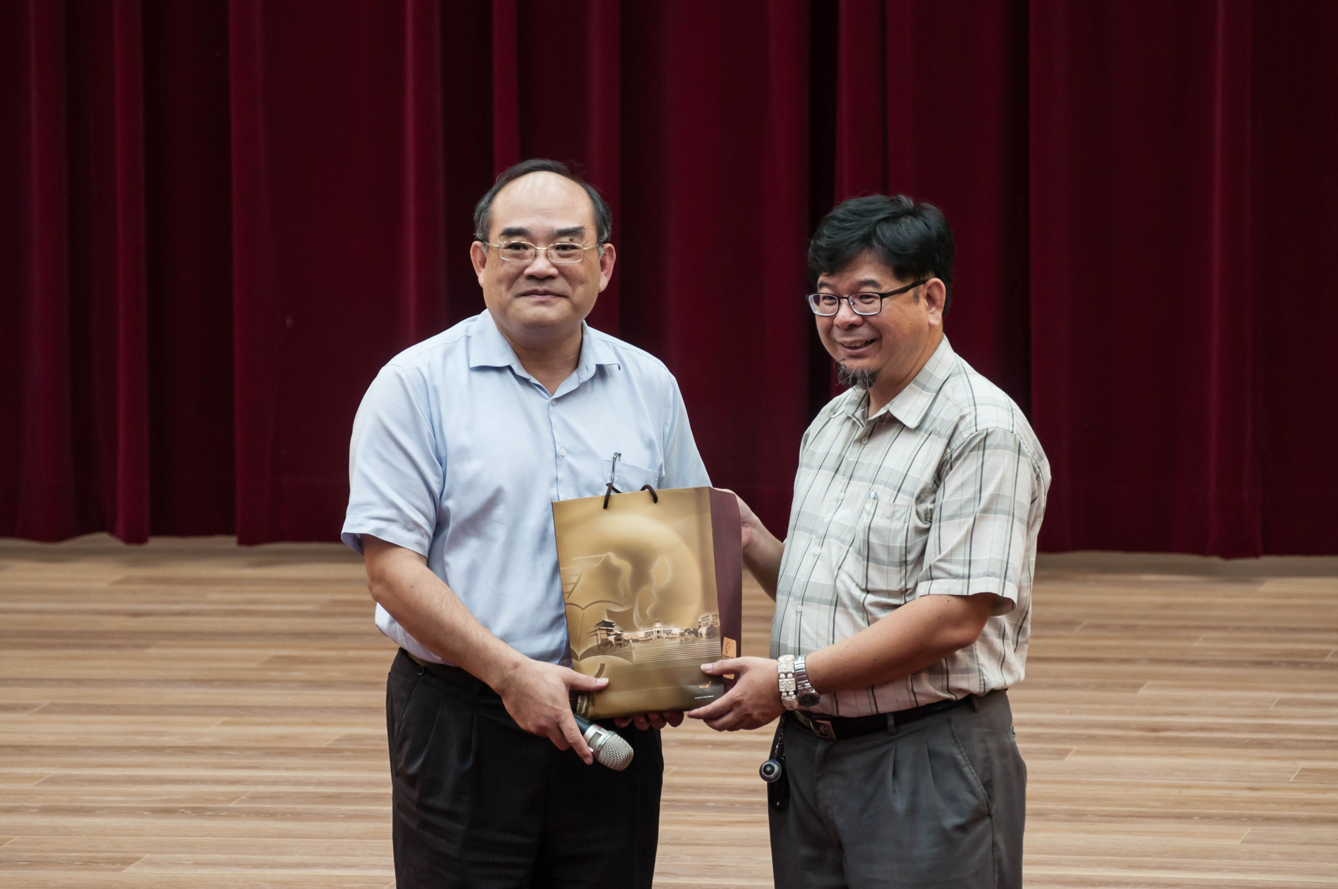 圖12：張鴻銘館長致贈第4場次主講人王志宇教授紀念文宣品