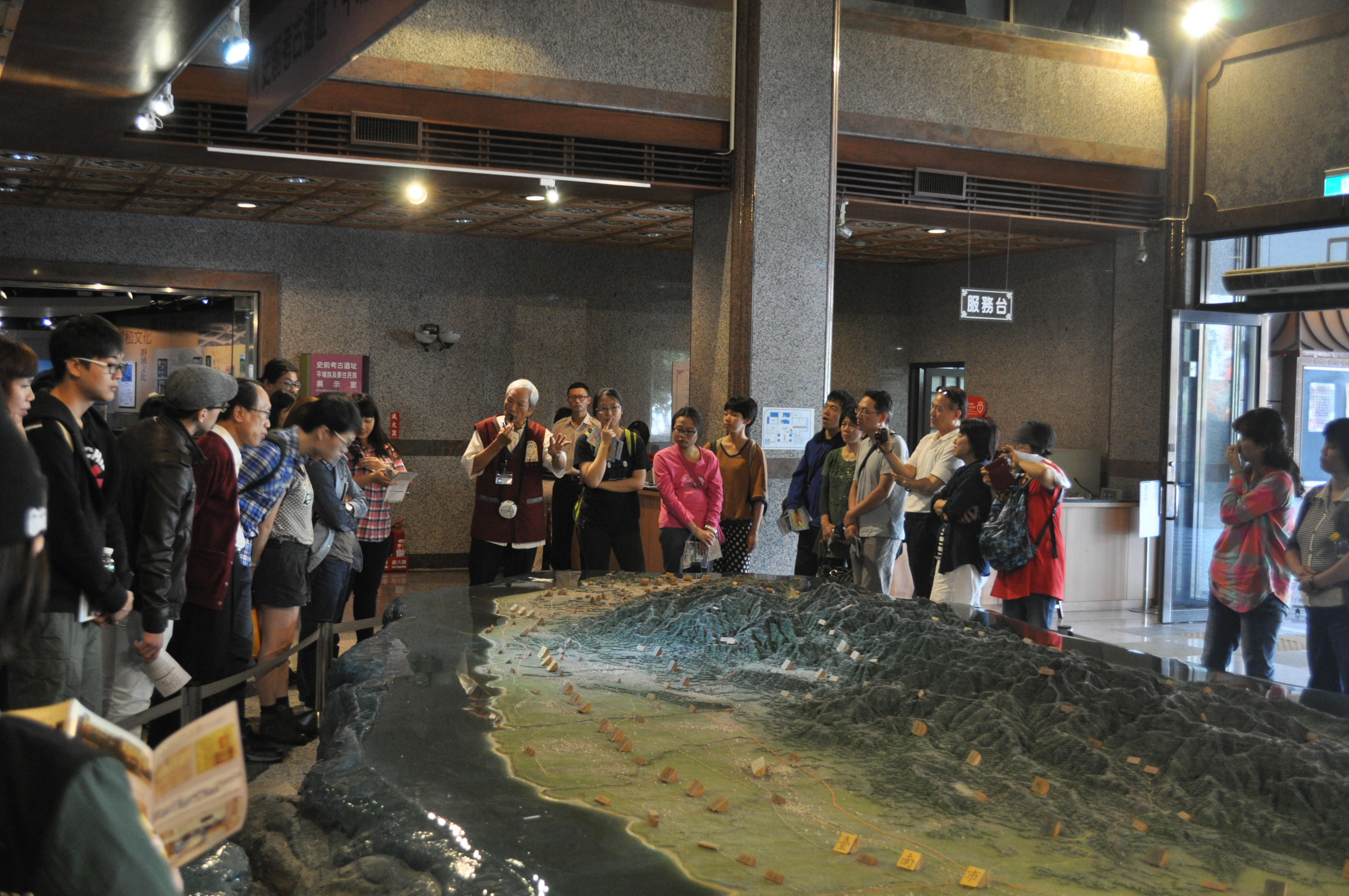 圖2：志工陳義助老師導覽解說史蹟大樓展場