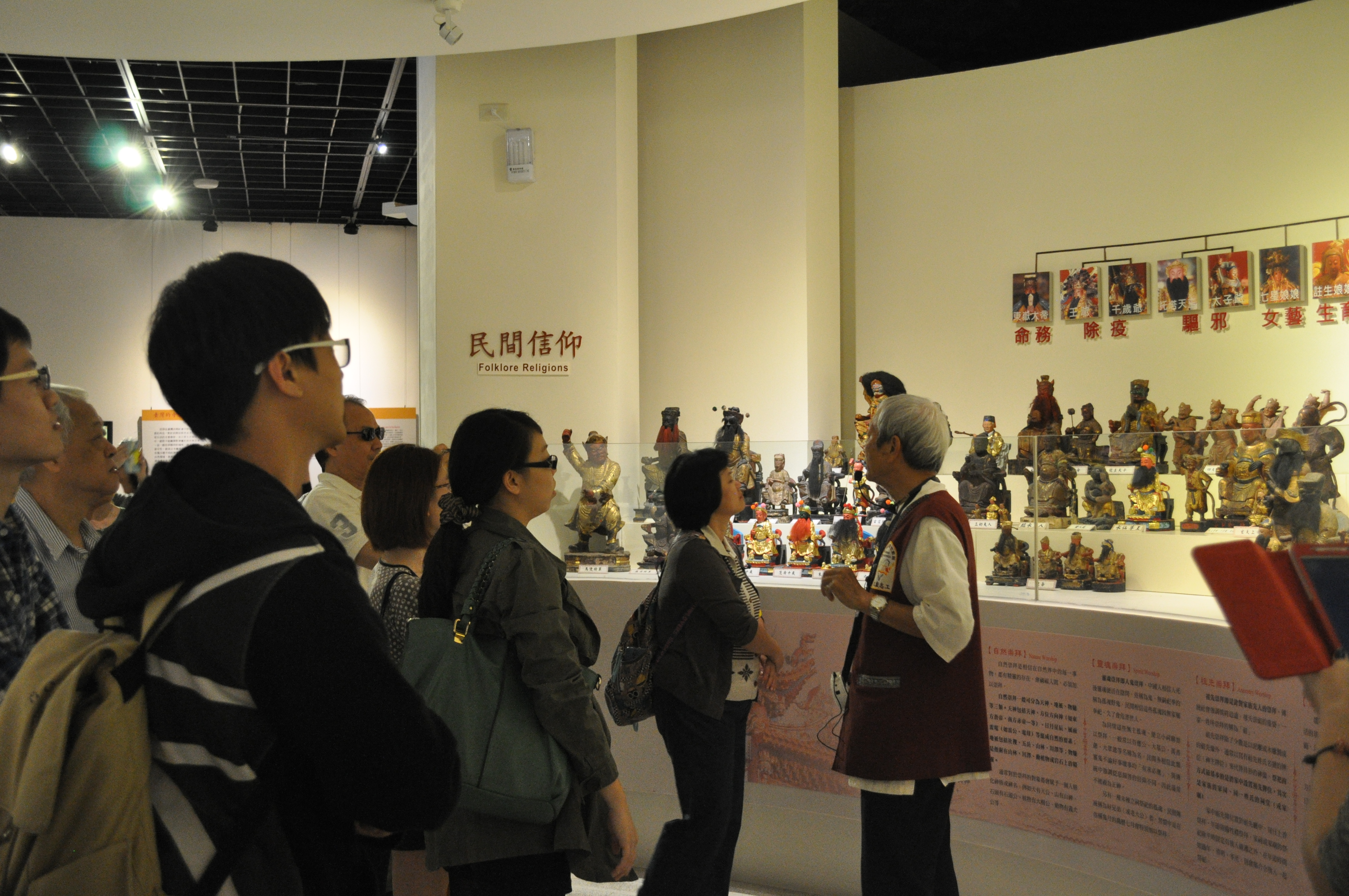 圖3：志工陳義助老師導覽解說文物大樓展場