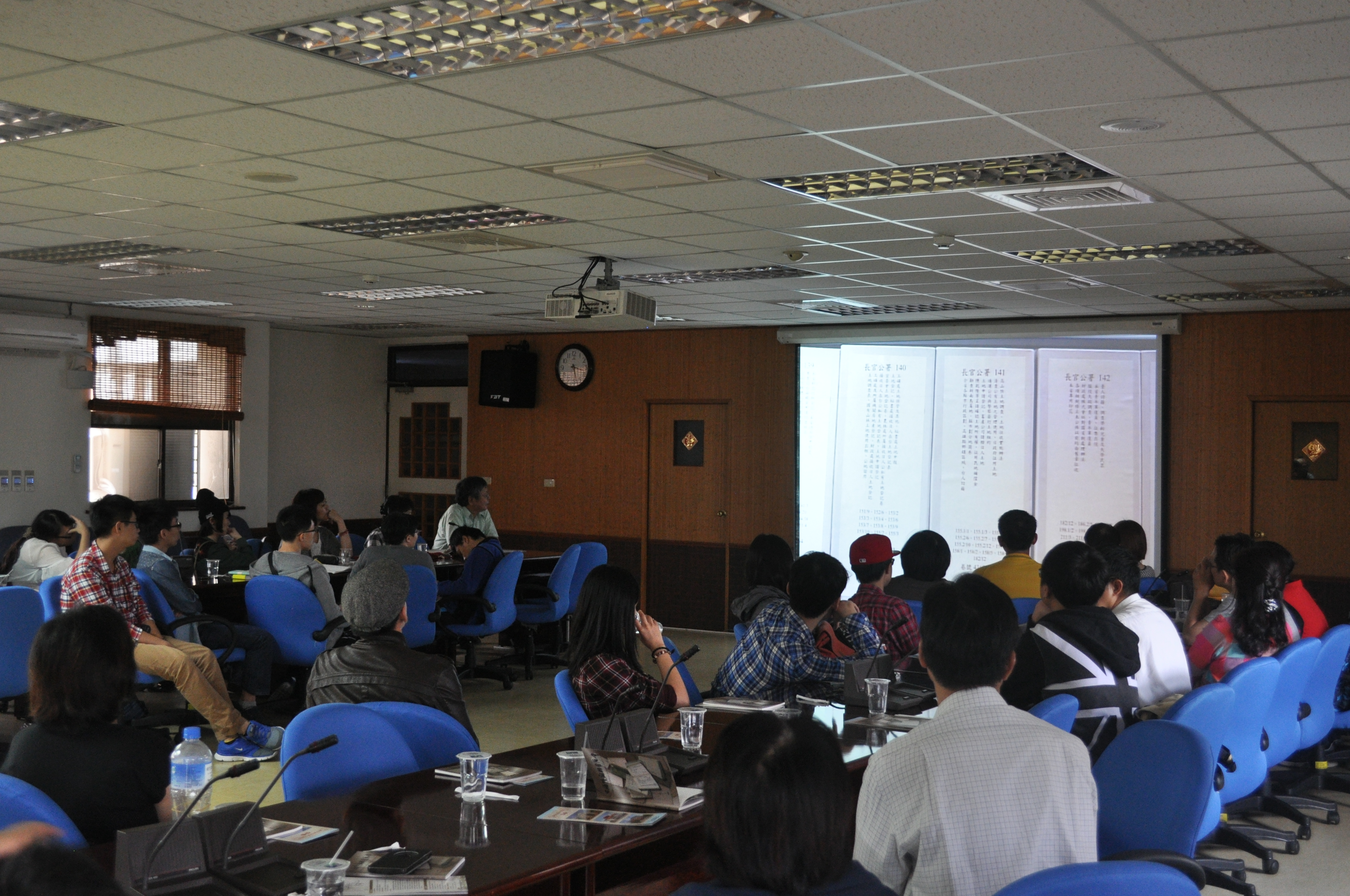 圖5：陳文添研究員介紹臺灣總督府檔案