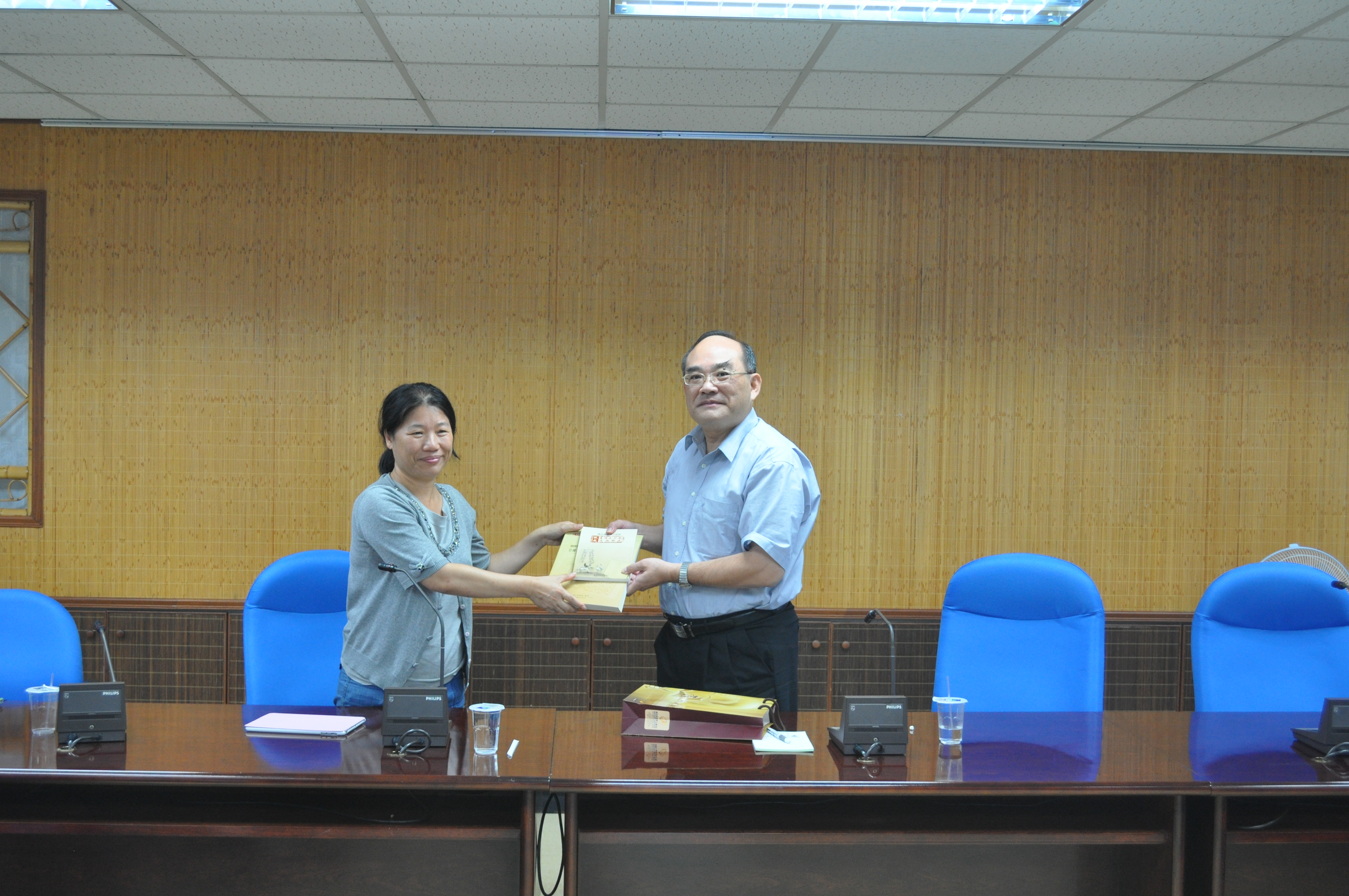 圖4：張鴻銘館長（右）致贈本館出版品