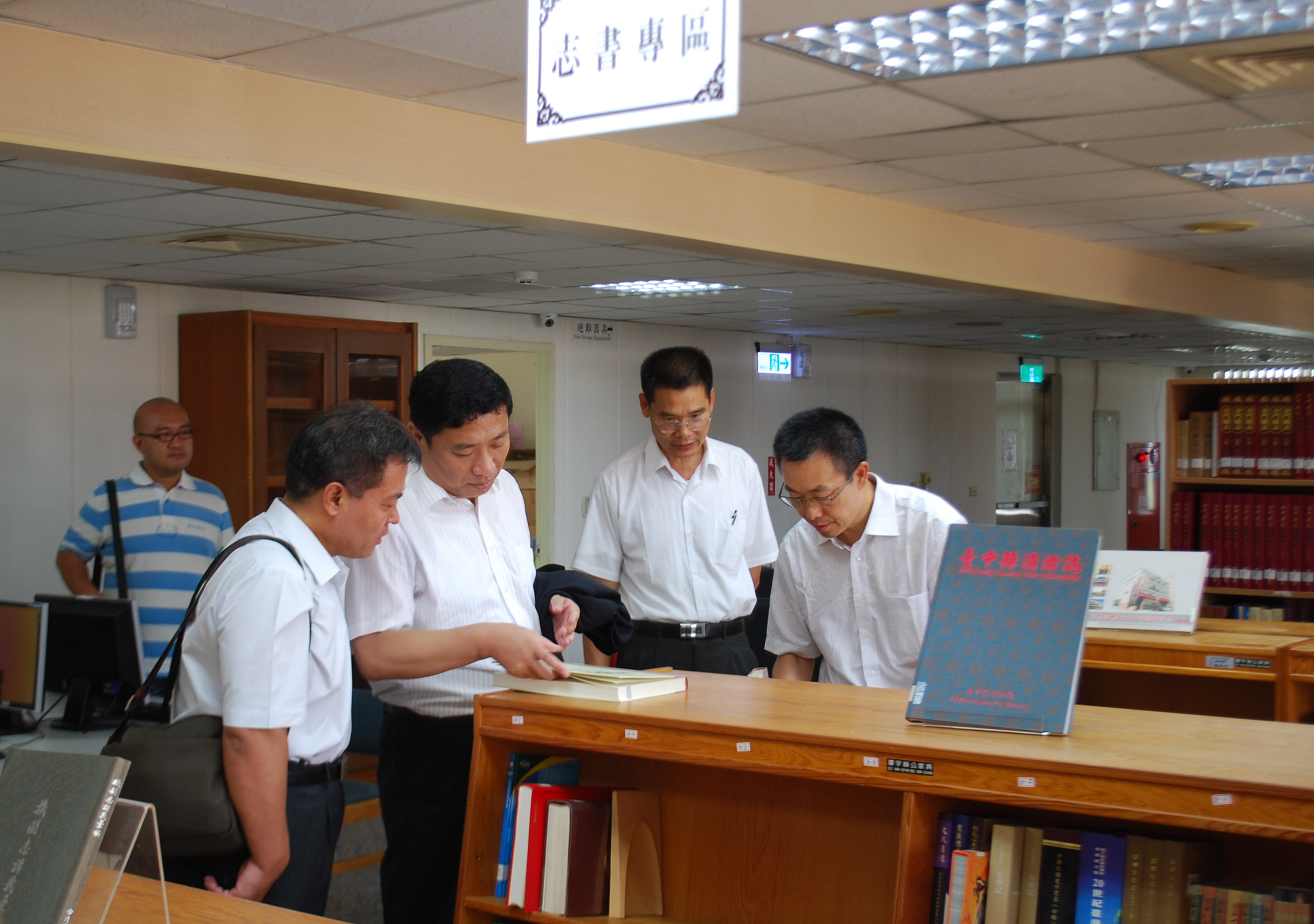 圖1、本館劉澤民副館長(右2)陪同參訪團參觀本館圖書室