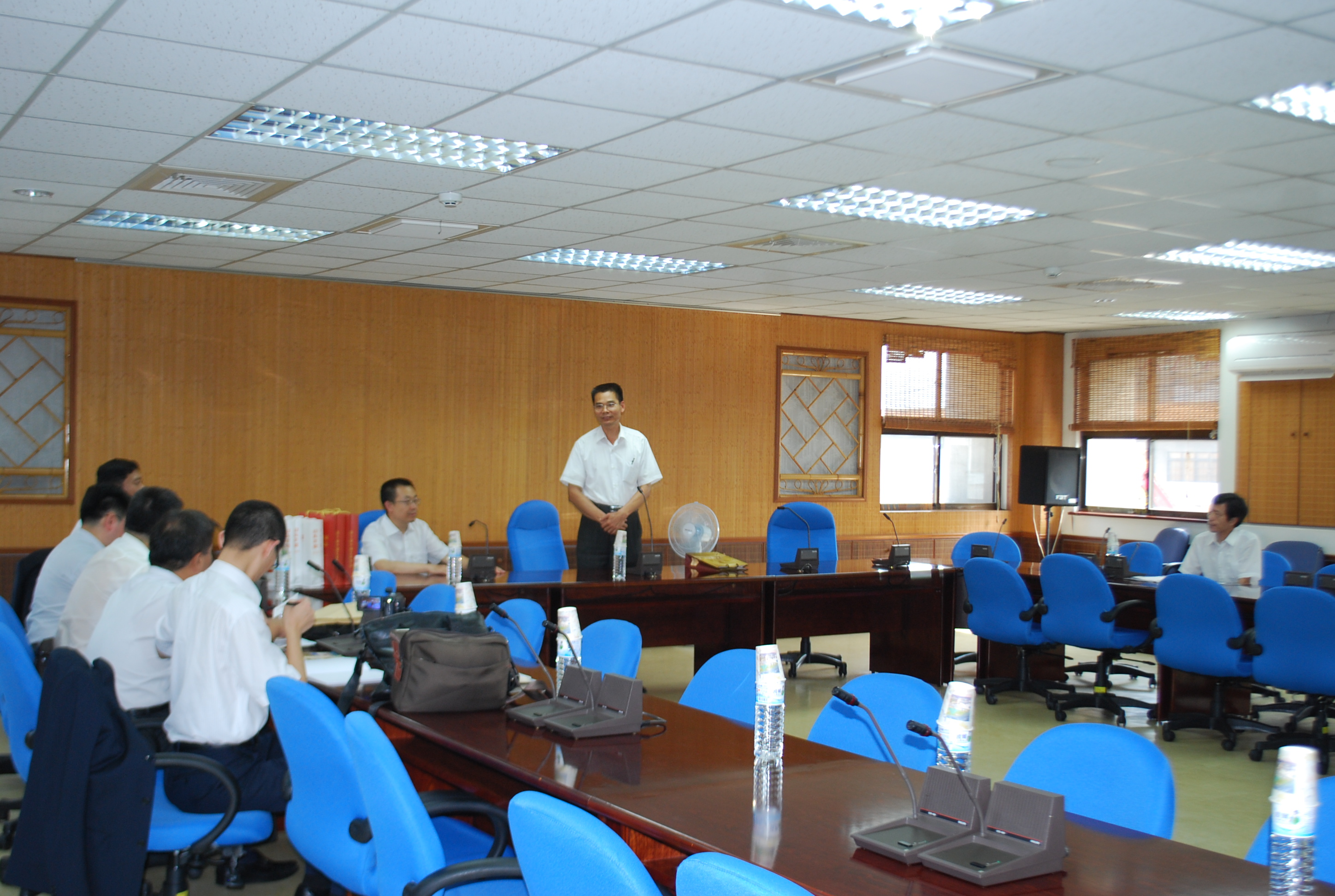 圖2、本館劉澤民副館長(中立)主持座談會