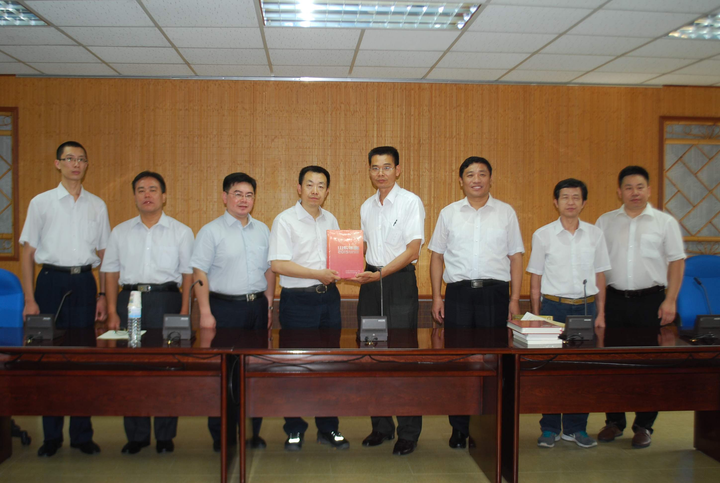 圖3、本館劉澤民副館長(右4)與參訪團交流出版品