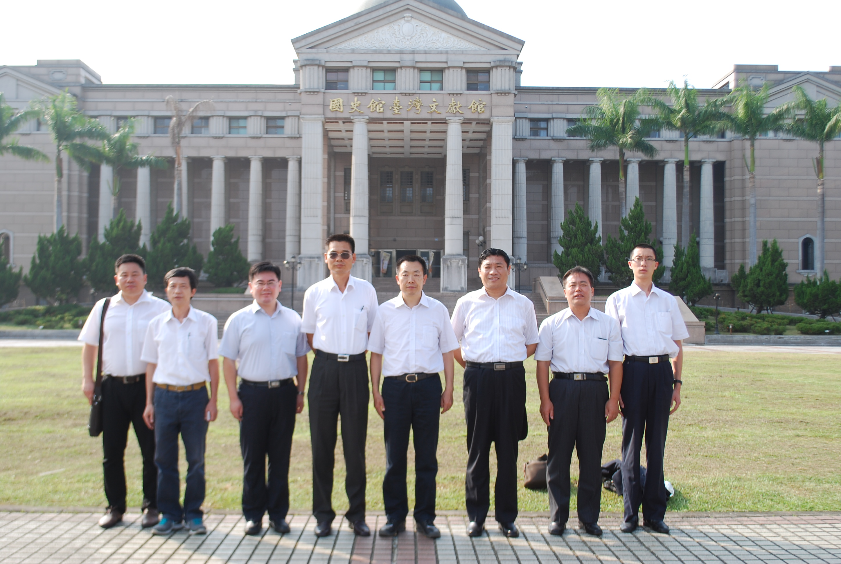 圖4、本館劉澤民副館長(左4)與參訪團合照