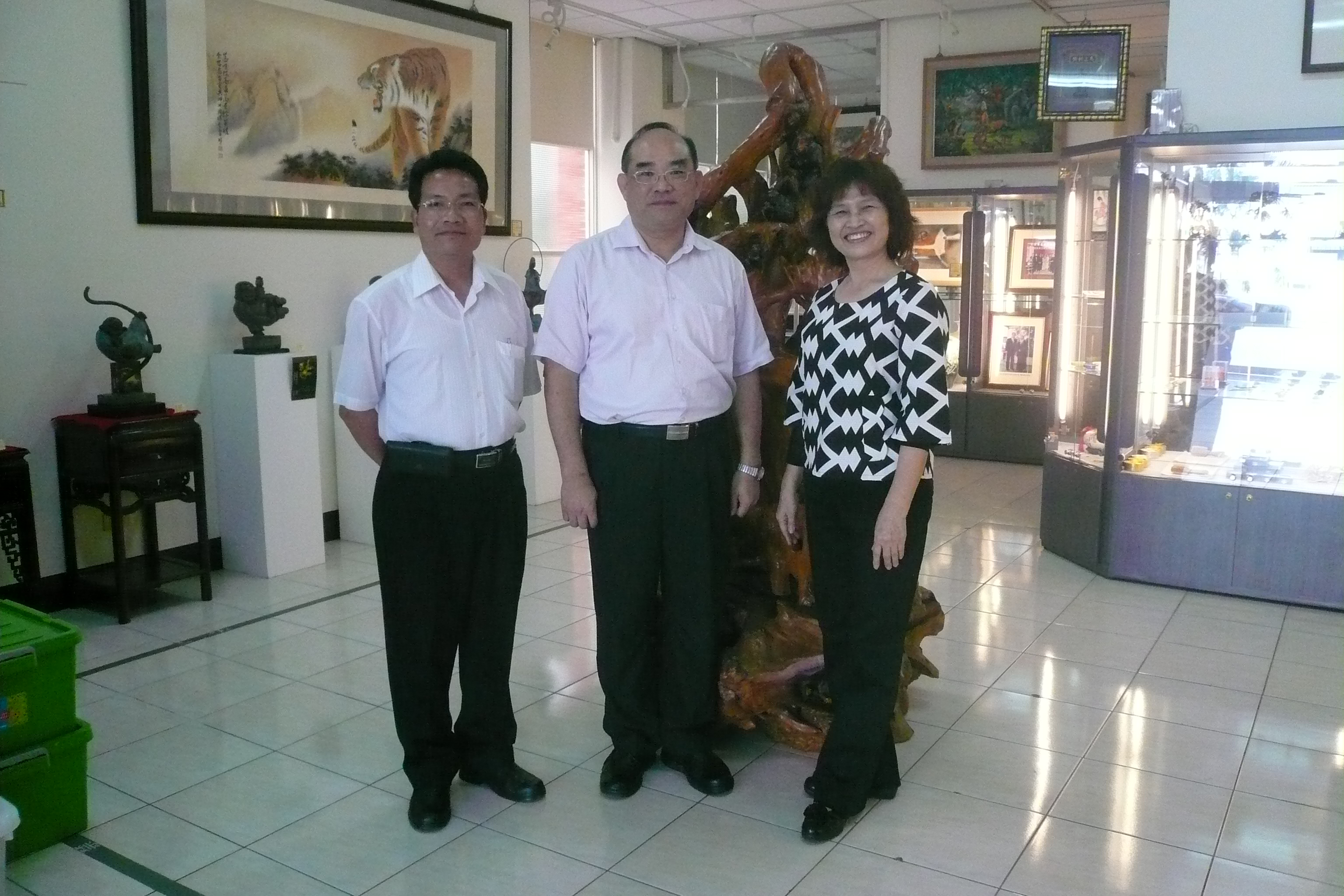 圖5：張鴻銘館長（中）與猿緣園施碧玉副館長（右）合影