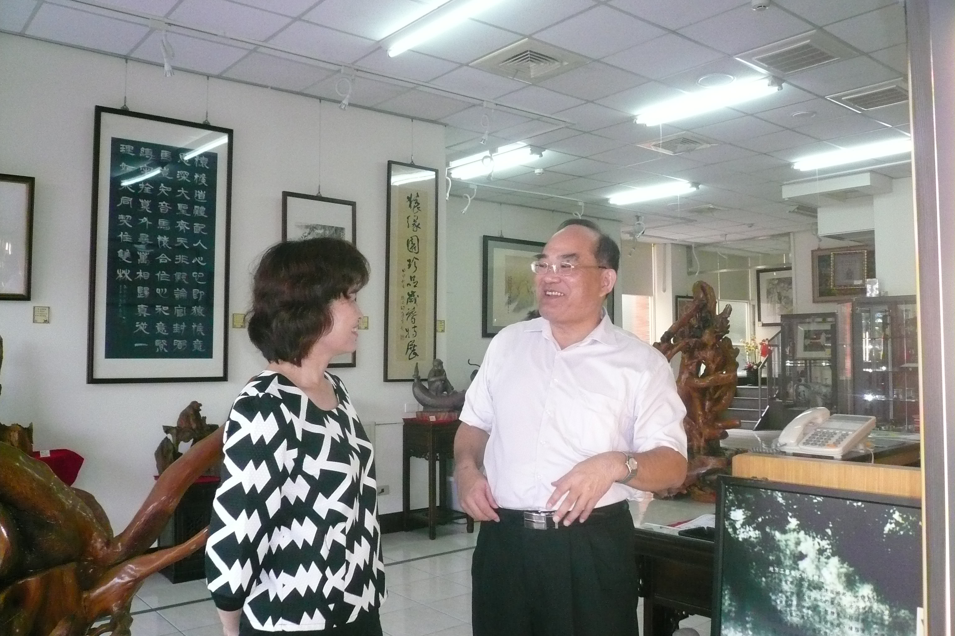 圖4：猿緣園施碧玉副館長（左）親自為張鴻銘館長（右）導覽解說