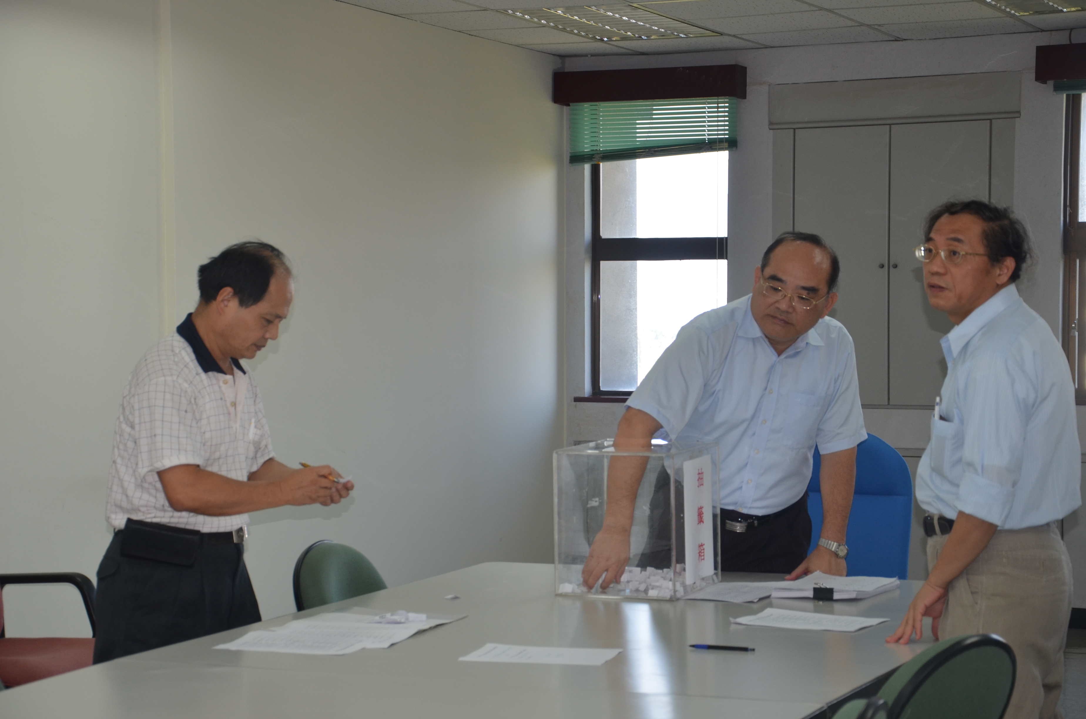 圖1：本館張鴻銘館長主持抽籤活動