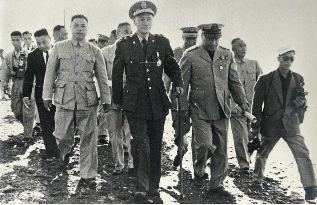 圖2：黃則修(右1)隨行採訪總統行程