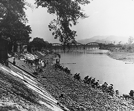 圖4：清晨的浣衣/ 1947 / 黃則修攝影