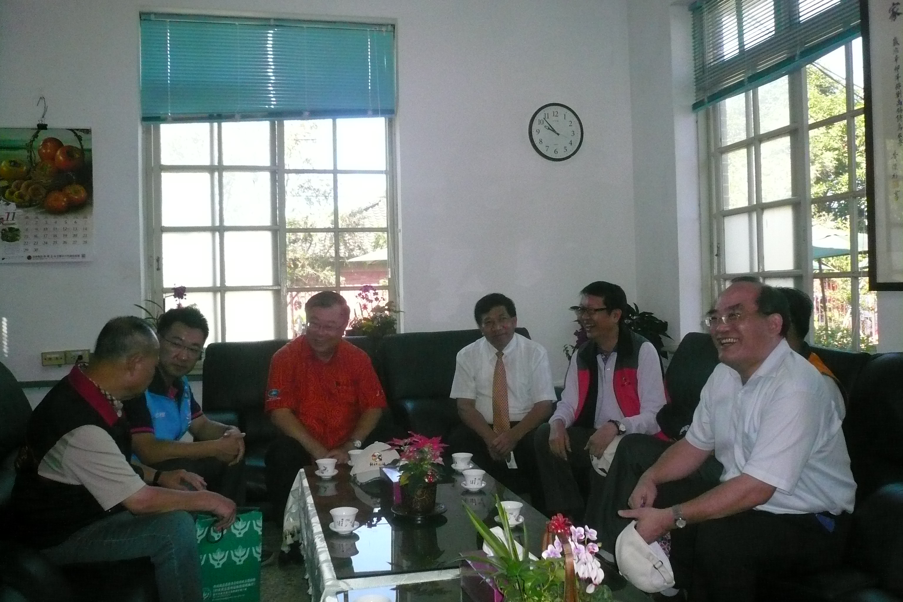 圖2、張鴻銘館長(右1)開幕前與農委會陳保基主委(右4)等貴賓話家常