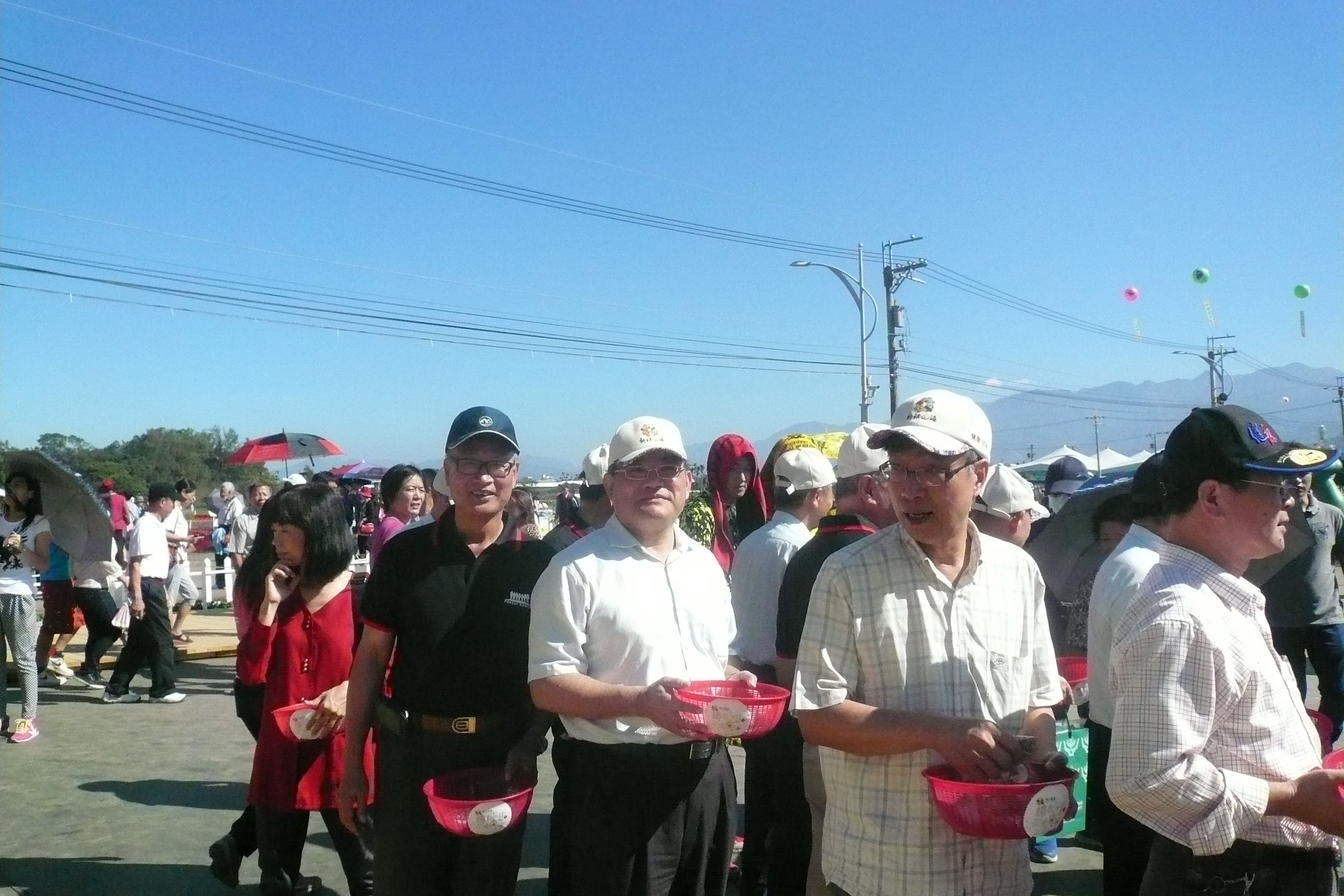 圖3、花海開幕進場，張鴻銘館長（中），左為東勢林管處李炎壽處長
