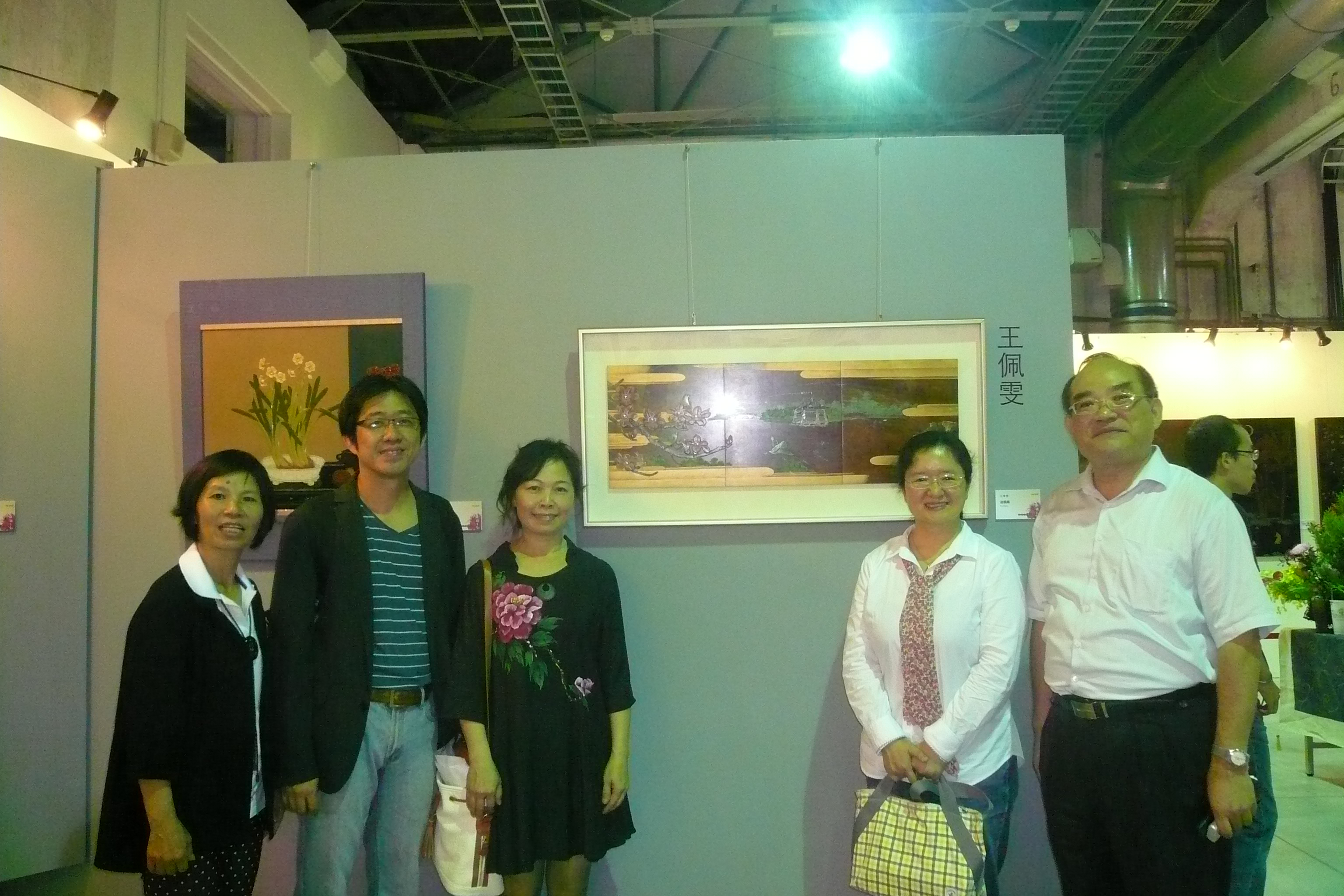 圖4、張鴻銘館長（右）與漆藝創作的「藝生」合影