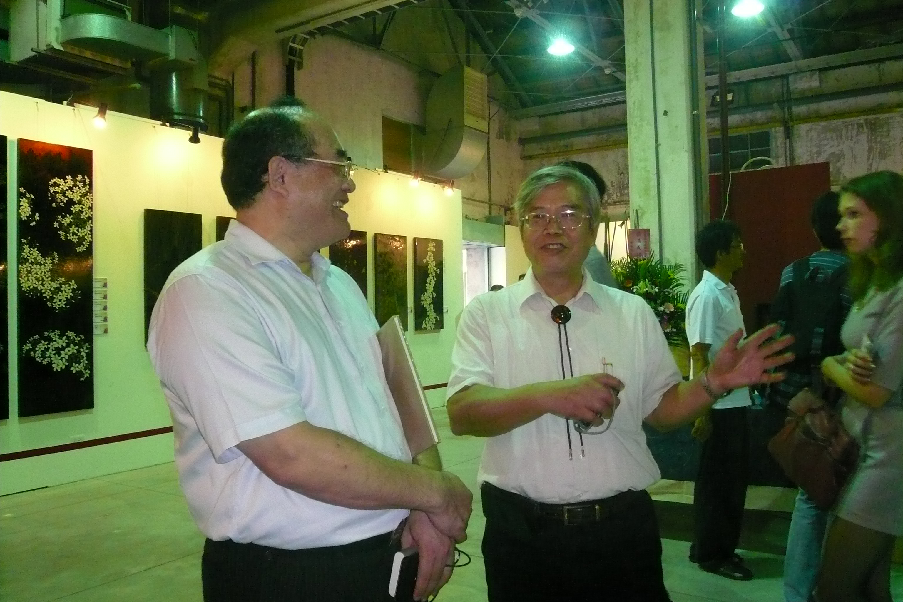 圖5、「漆韻生動」師生聯展，黃麗淑夫婿翁徐得教授（右）親自導覽