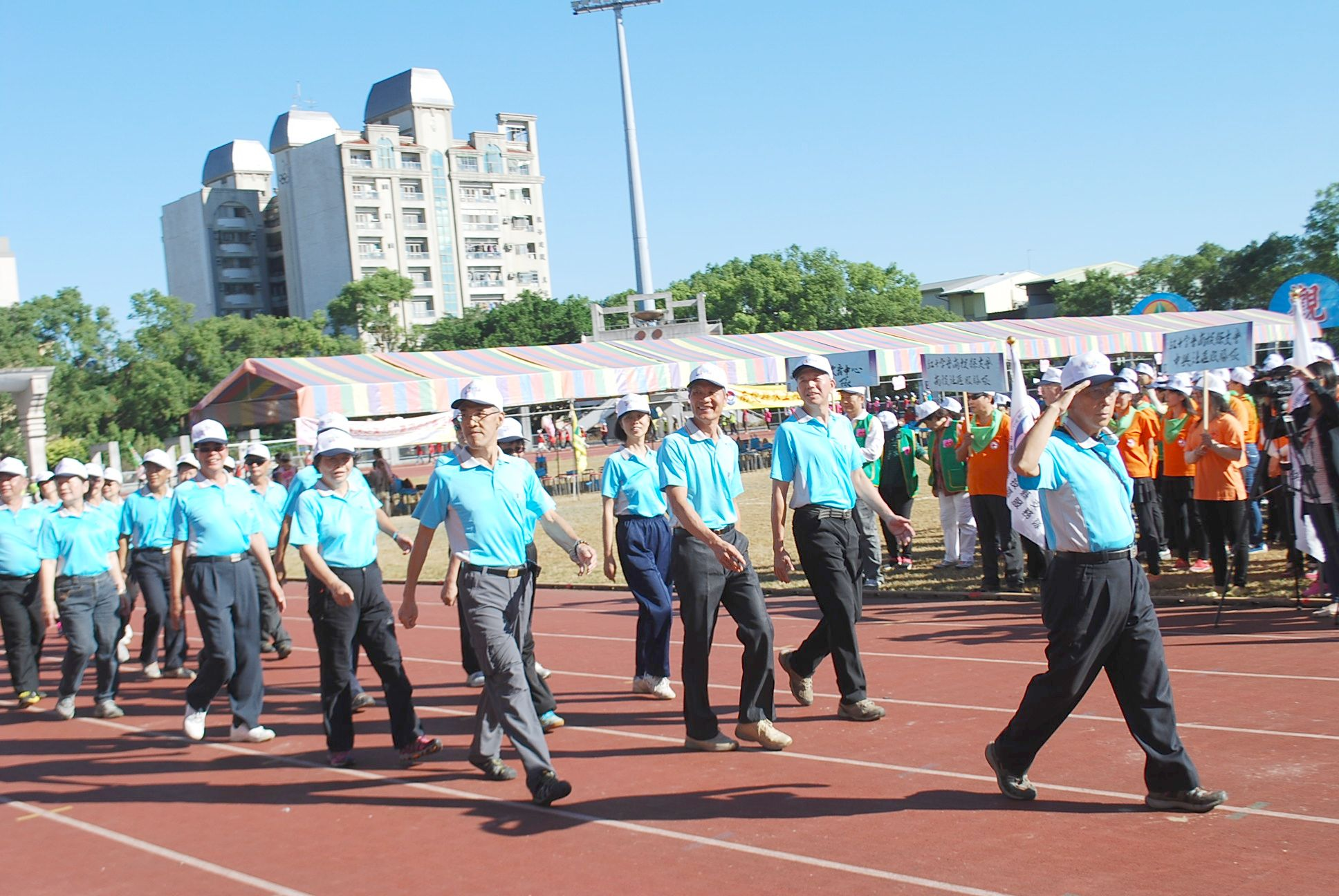 圖5.本館志工隊由莊信賢隊長(右1)領隊進場