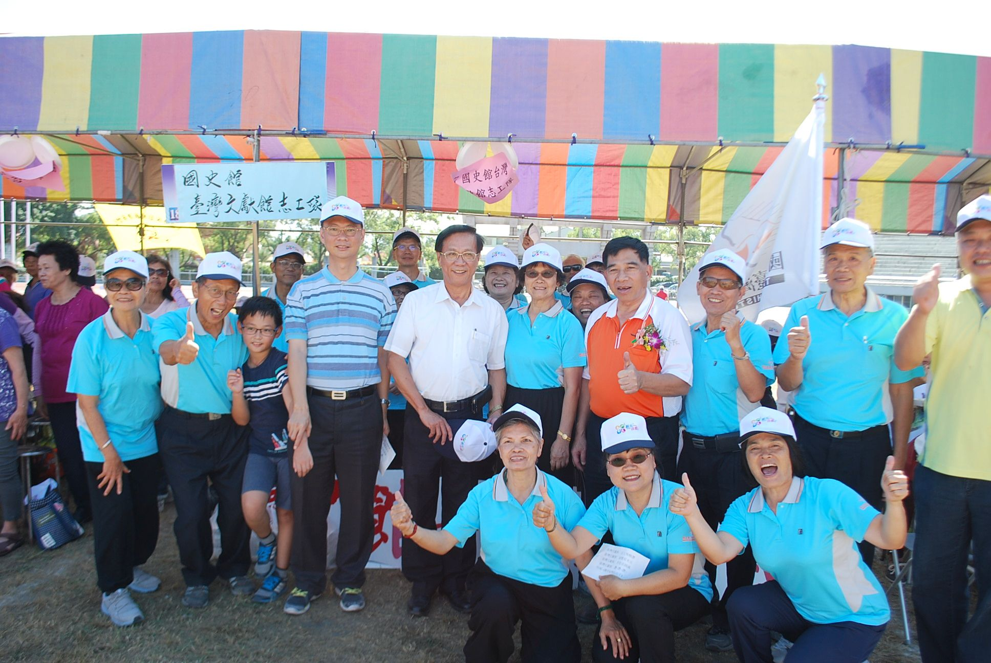 圖6.本館王希智主秘(後排右7)領隊與南投縣林明溱縣長(後排右6)等合影留念