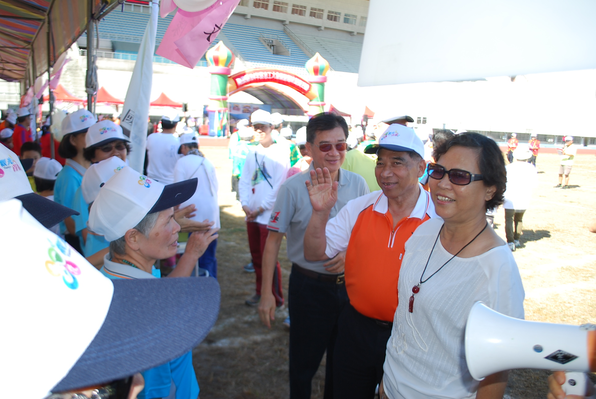 圖7.主席陳正昇副縣長(右2)及南投市宋懷琳市長(右1)到場為選手加油