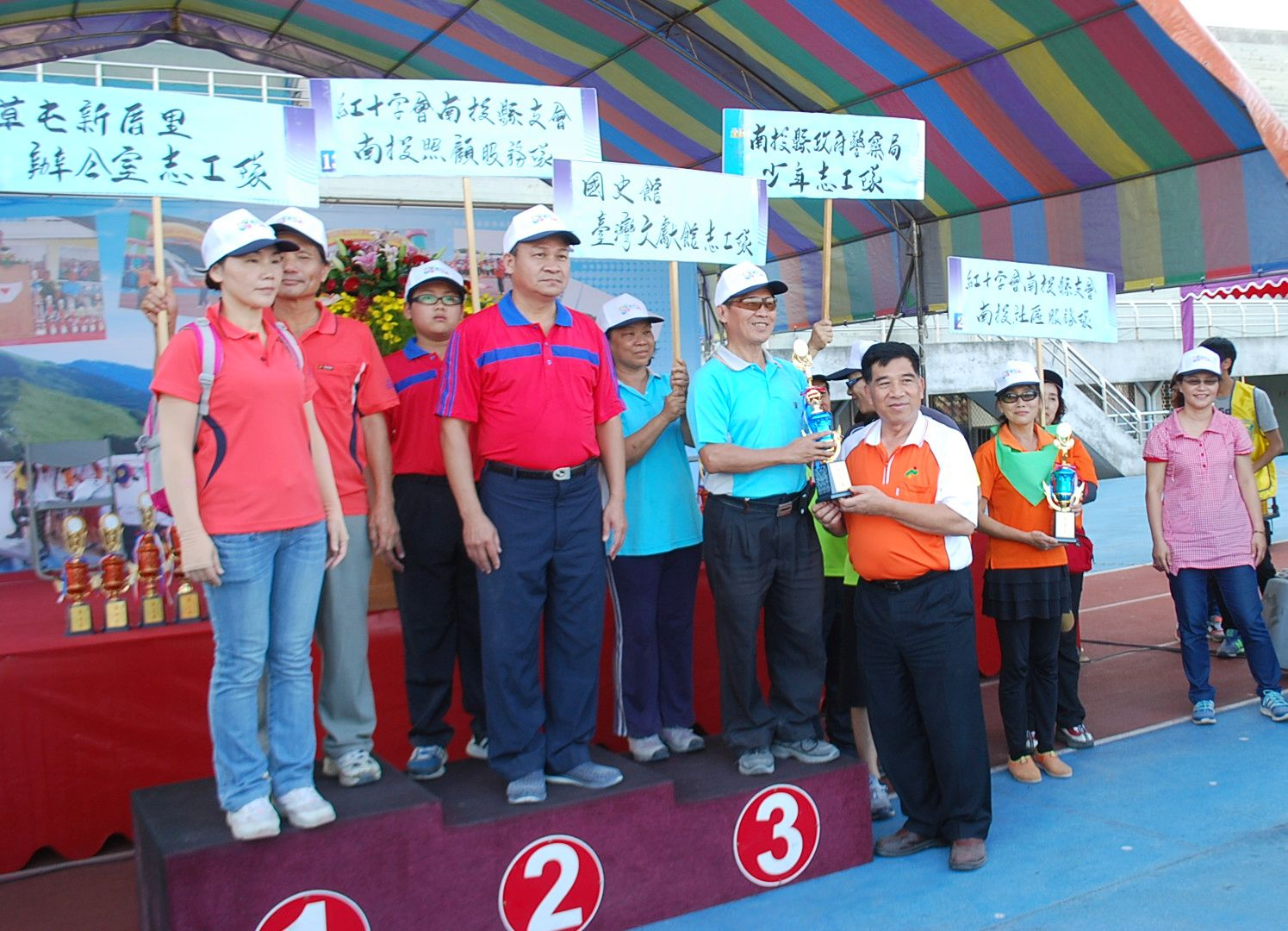 圖11.平衡高手項目榮獲第三名由張景明志工代表領獎