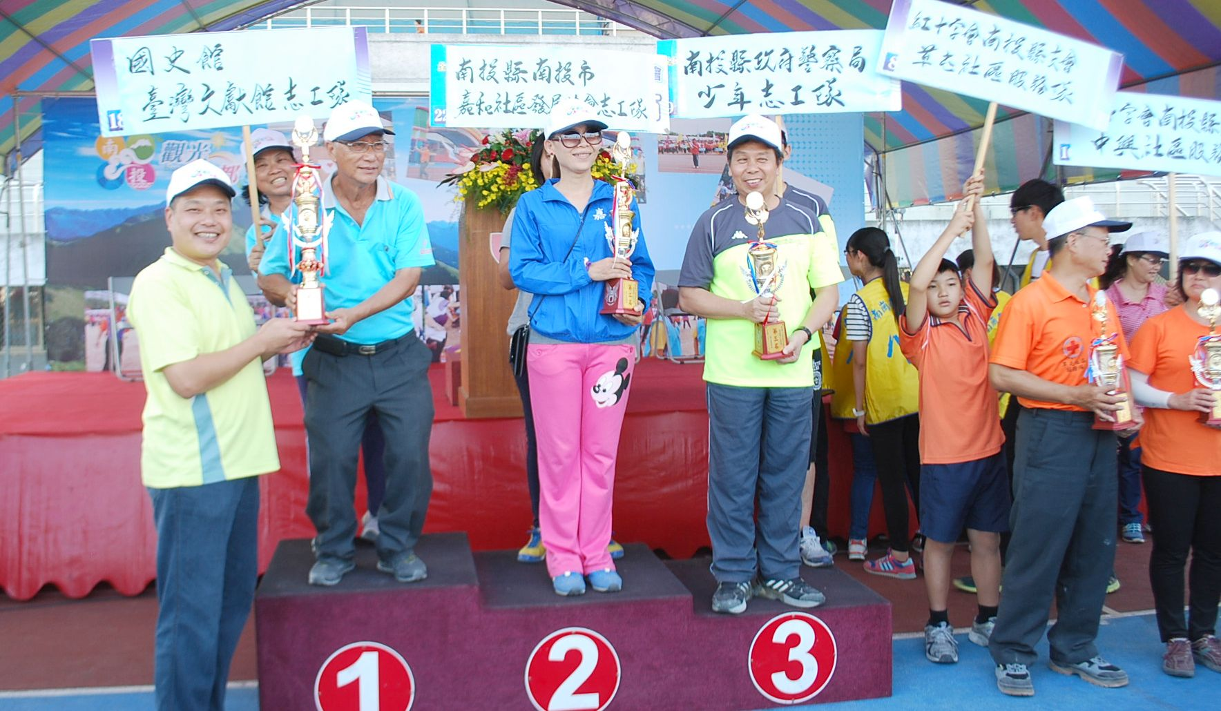 圖13.十投十穩項目榮獲第一名由林水河組長代表領獎
