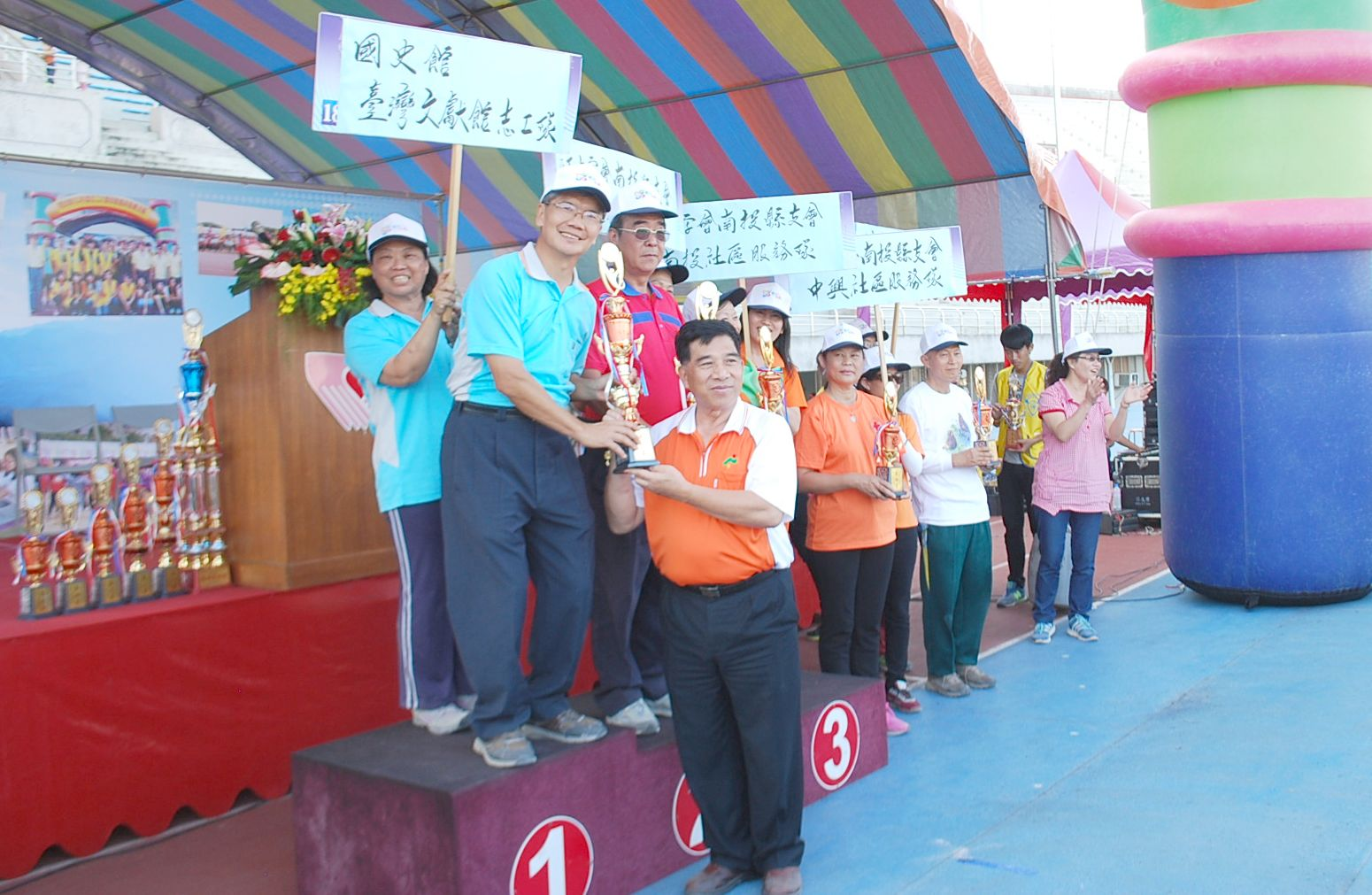 圖12.夾球項目榮獲第一名由沈文輝組長代表領獎