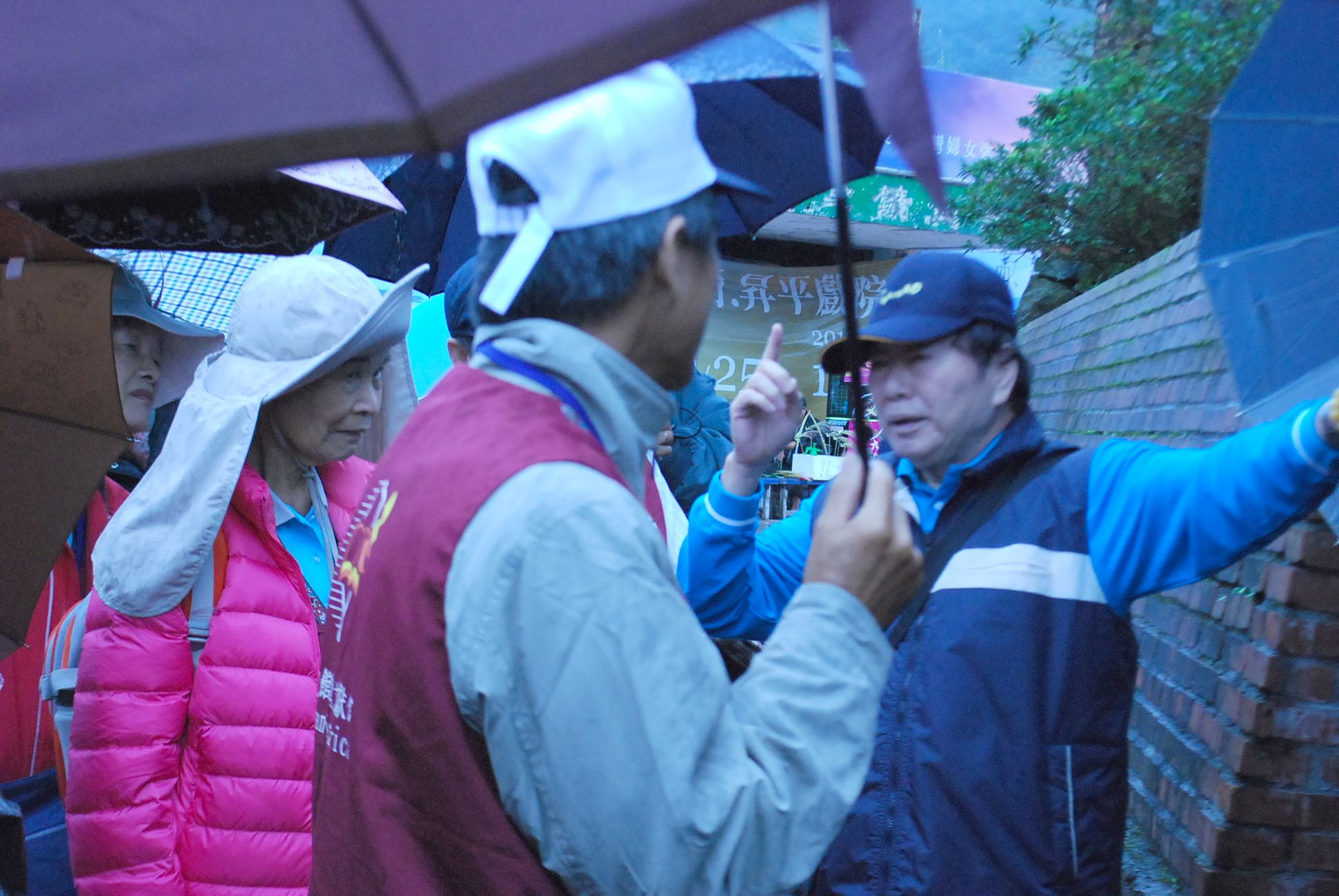 圖4.高竣中老師(右1)導覽情形