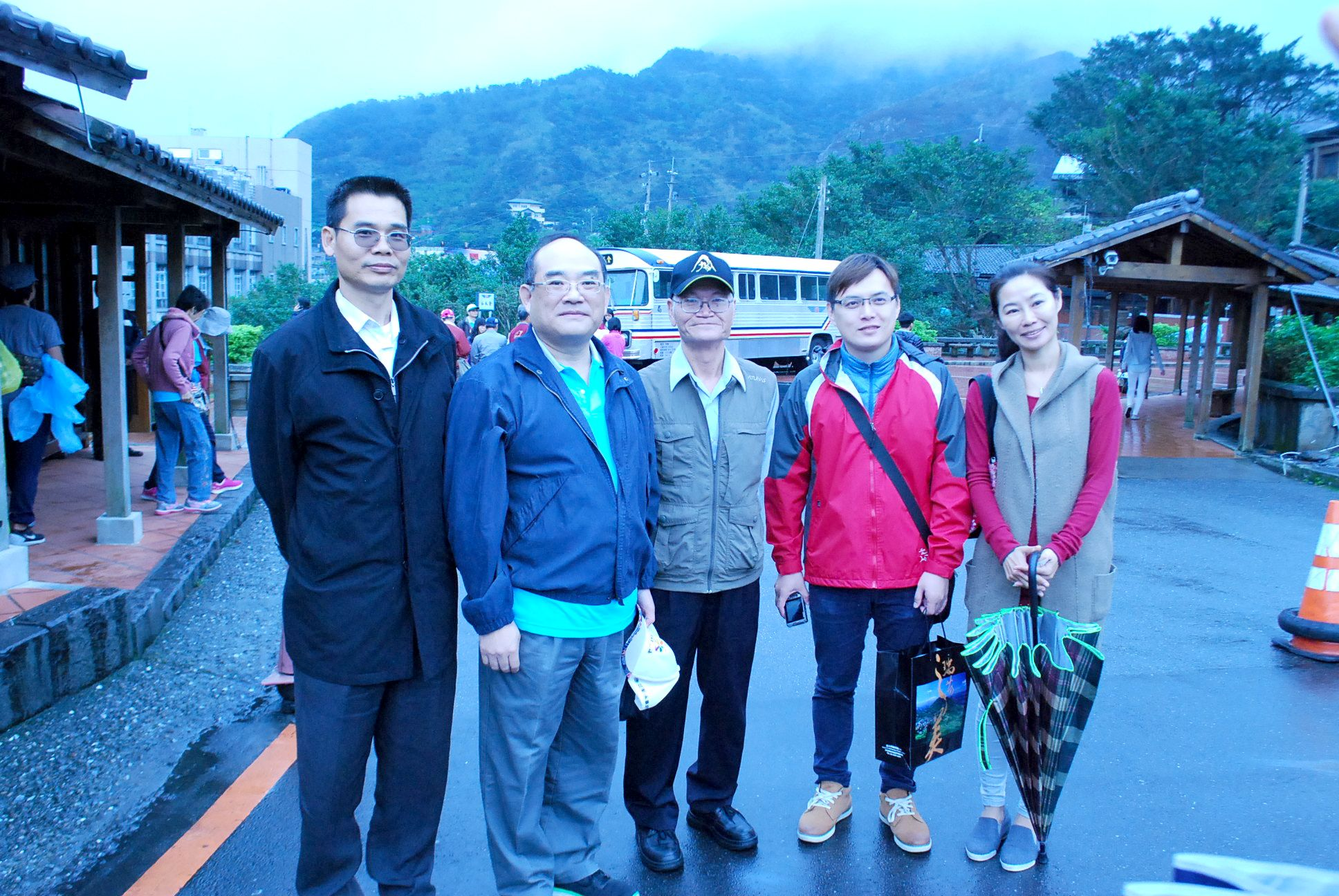 圖2.本館張鴻銘館長(左2).劉澤民副館長(左1)與廖文卿館長(中).連嘉琪督導(右1)合影