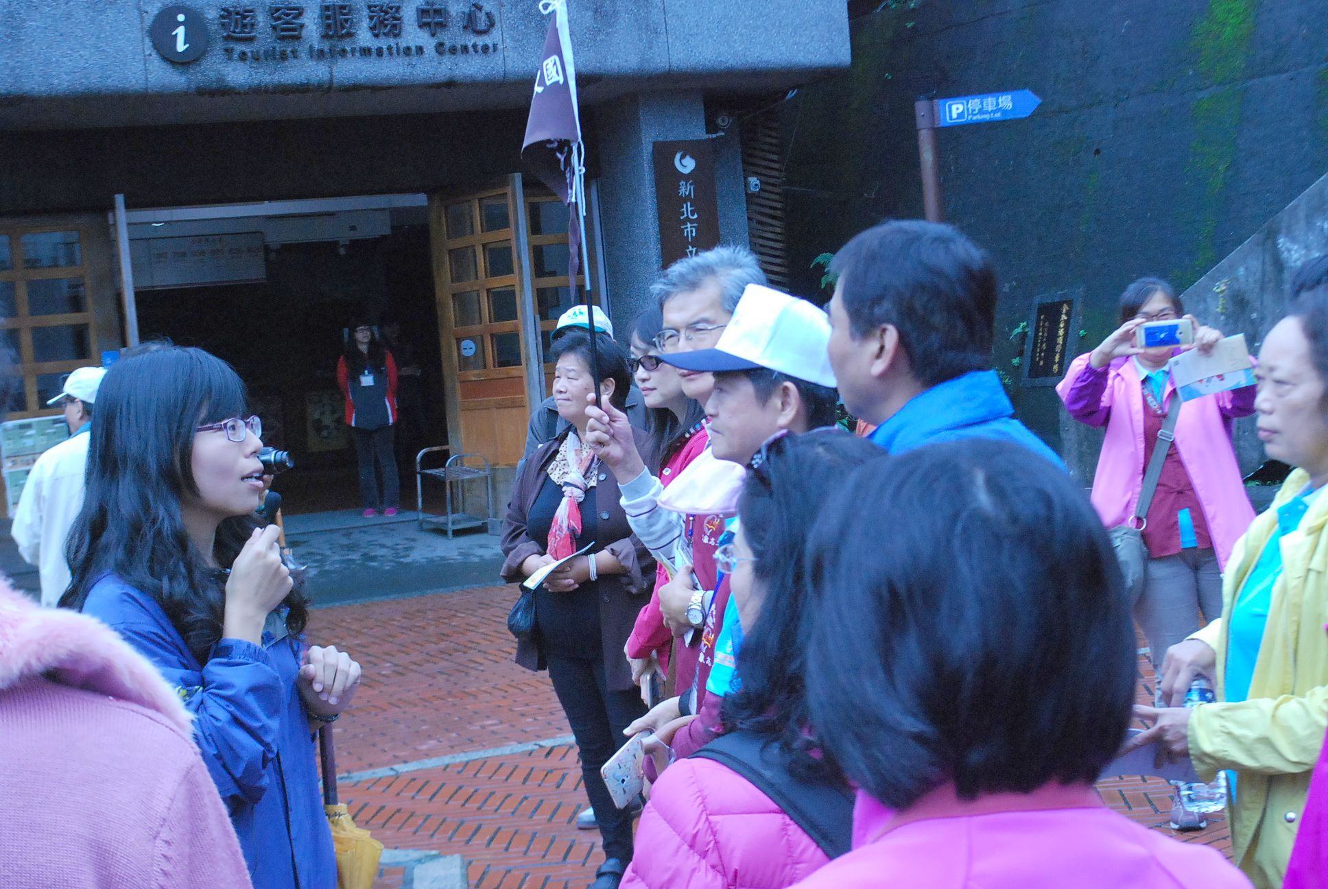 圖3.王素霞老師(左1)導覽情形