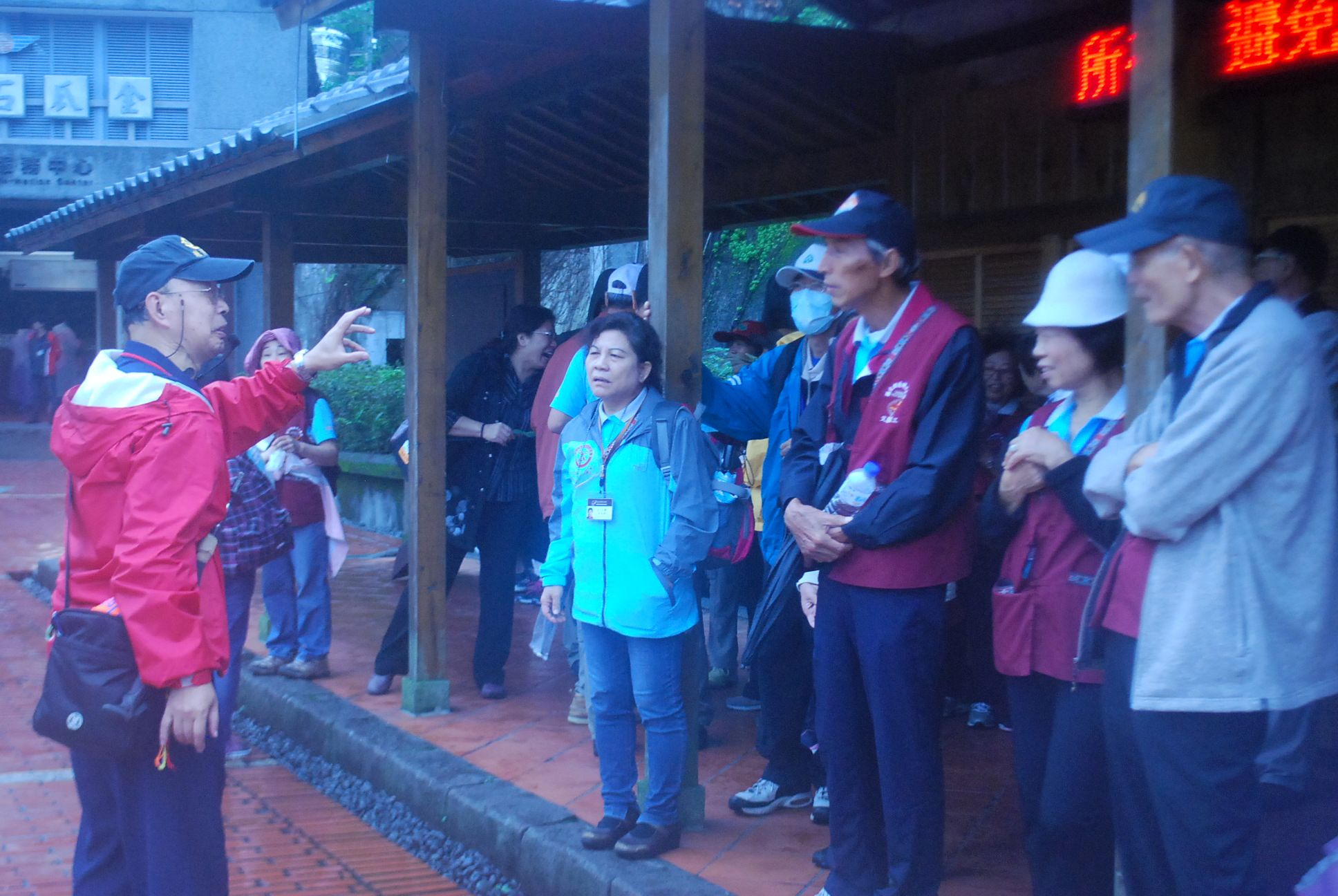 圖5.陳光隆老師(左1)導覽情形