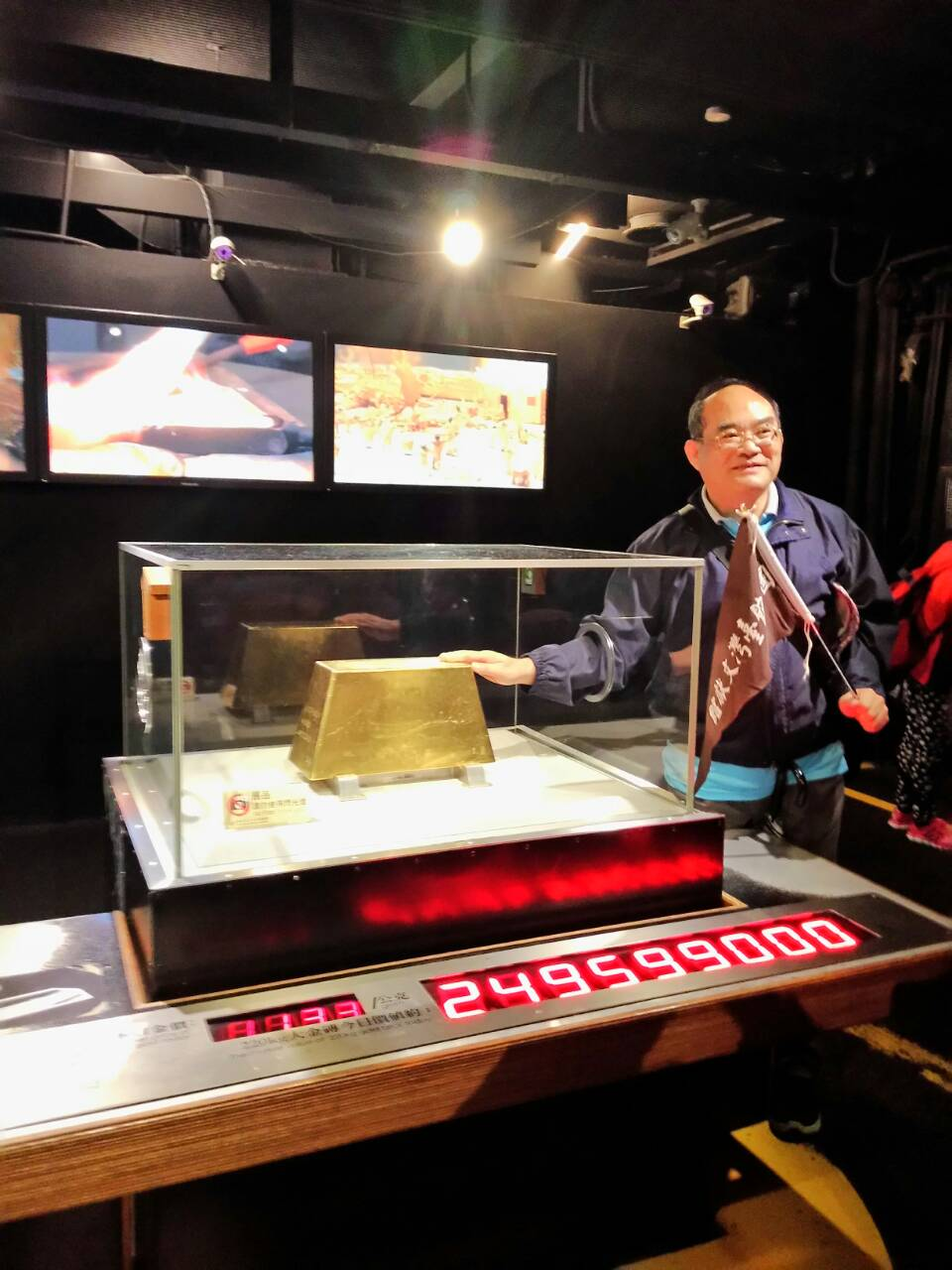 圖6.張鴻銘館長與黃金博物館鎮館之寶合影