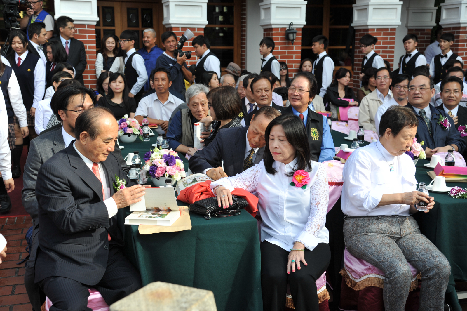 圖2.張鴻銘館長（右後二）參加《環球遊記》新書發表會，左一為立法院王金平院長，中為明台高中林芳媖董事長