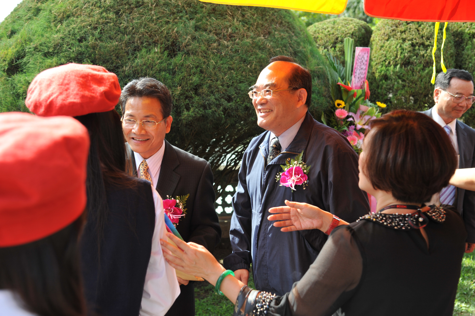 圖1.張鴻銘館長（中）受到明台高中師生熱情的接待與歡迎