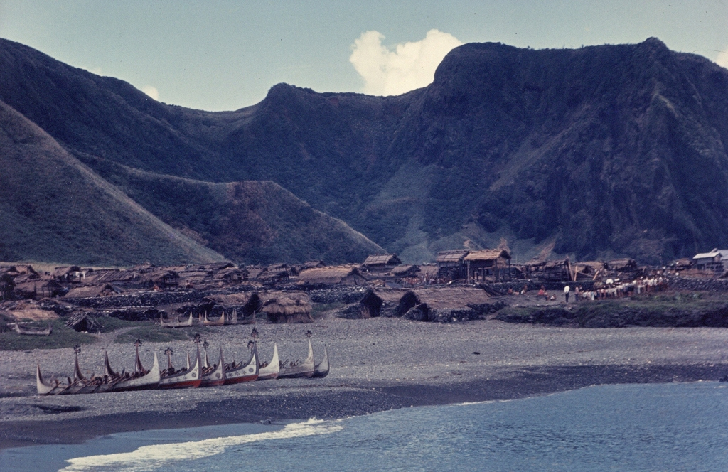 圖1：畫面是由太平洋面回望蘭嶼島，完整呈現了當時東清部落傳統居室的面貌。