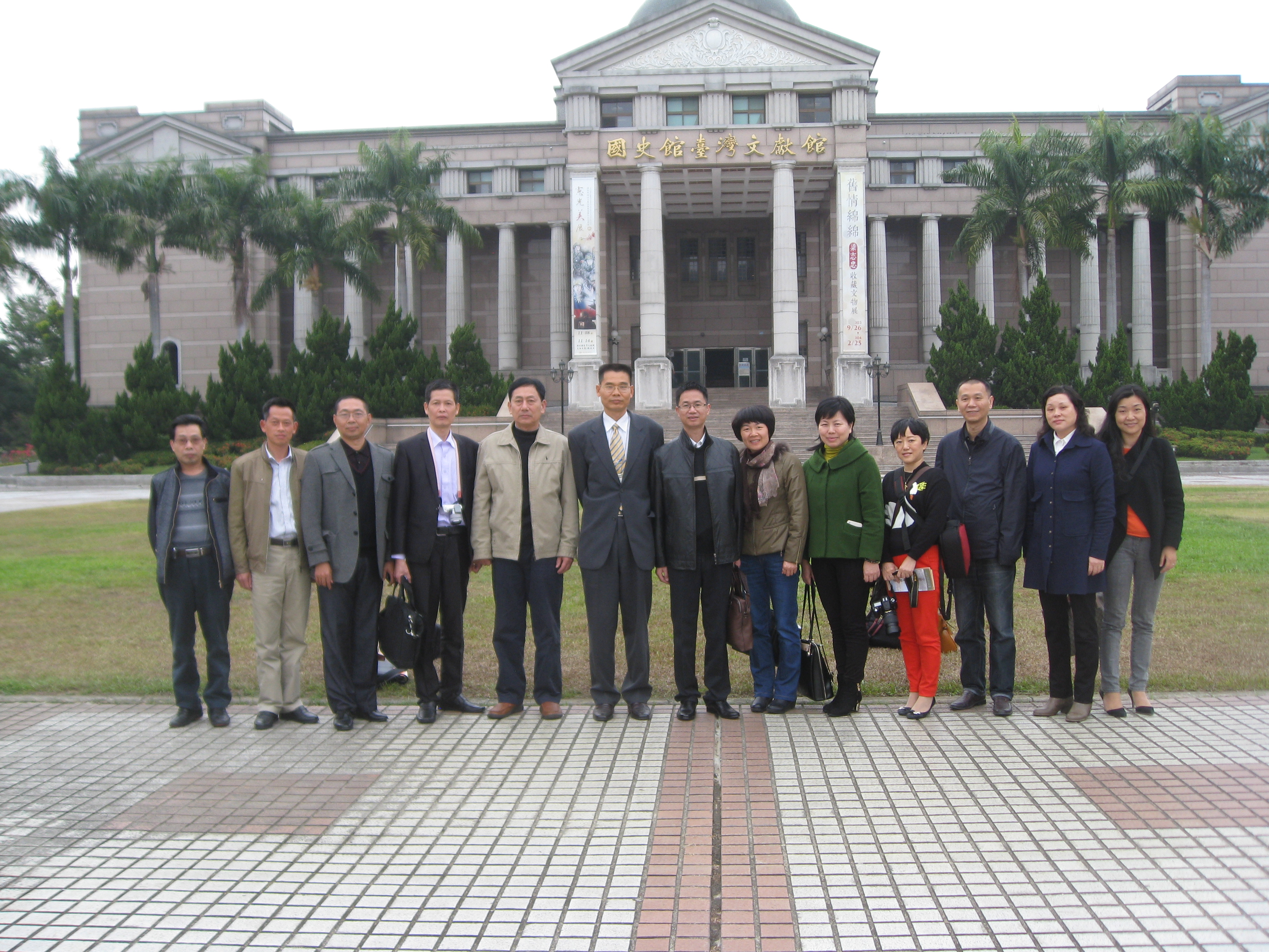 圖5.本館劉澤民副館長(左6)與參訪團合影留念