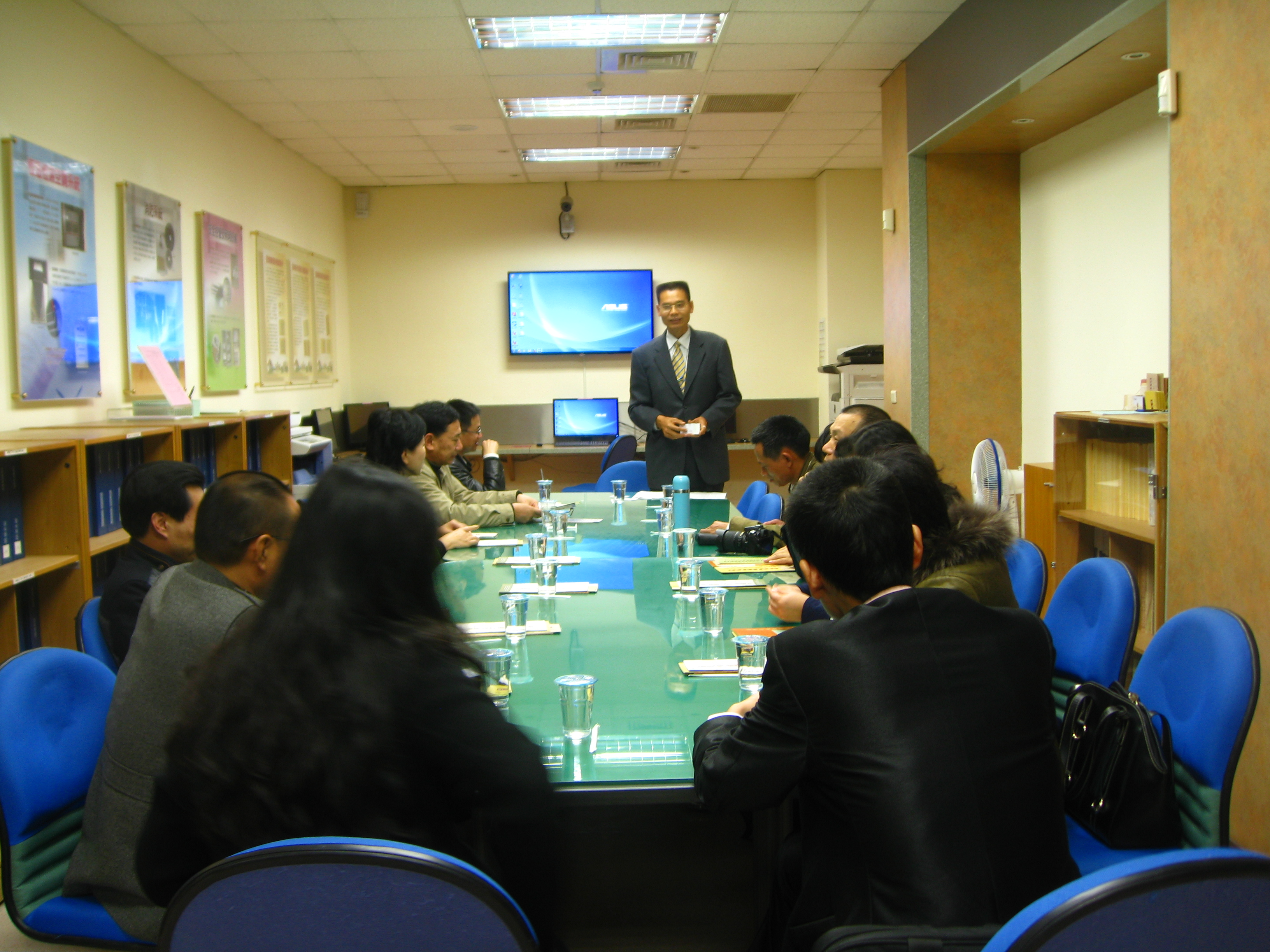 圖2.本館劉澤民副館長(立者)主持接待