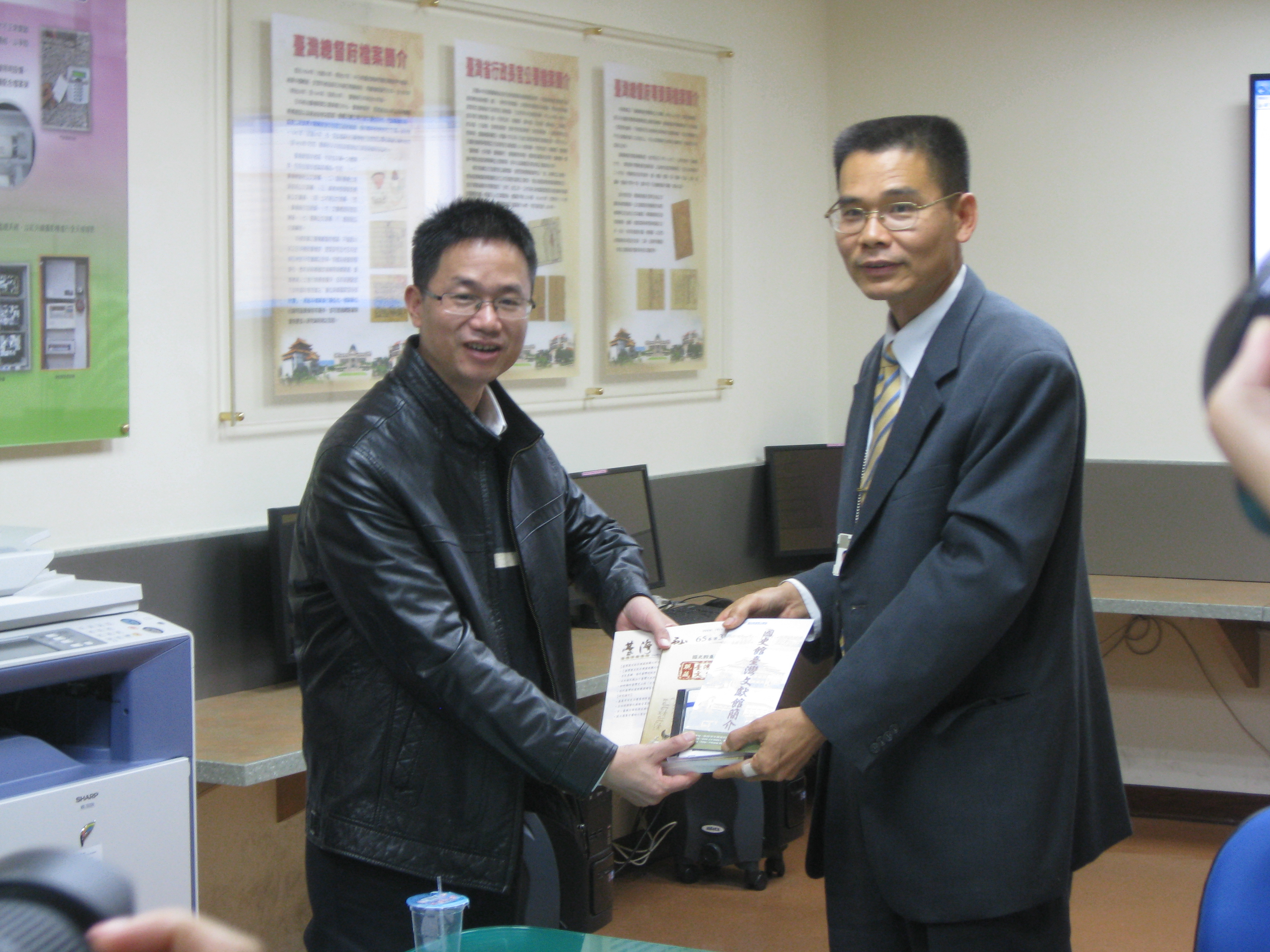 圖4.本館劉澤民副館長(右)與參訪團互贈紀念品二