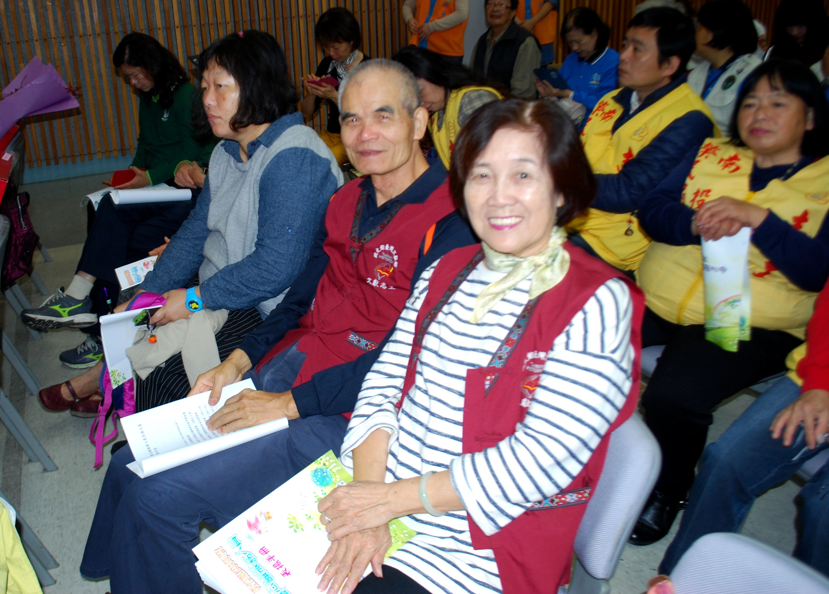 圖4.金質獎章得主黃登進老師(前排右二)及黃碧蘭老師(前排右一)