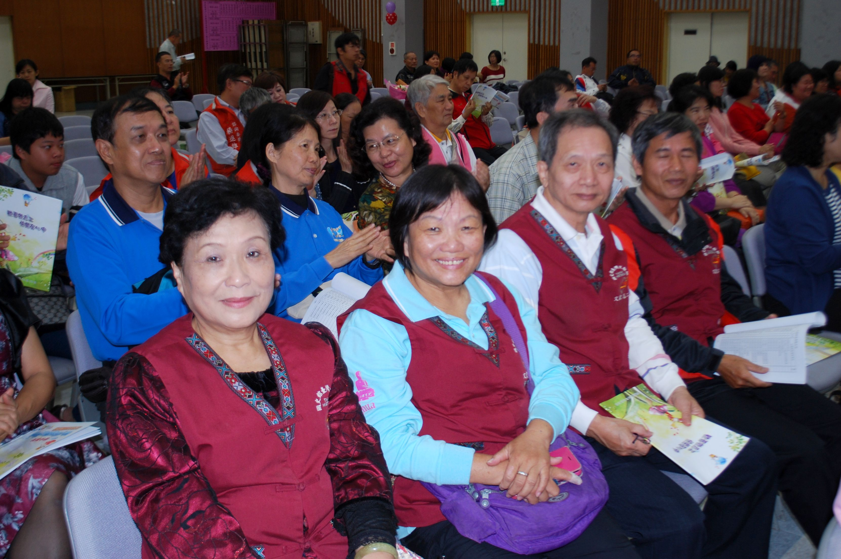 圖5.銀質奬章得主施美吟老師.邱麗琴老師.陳福明老師.張森吉老師(前排由左至右)