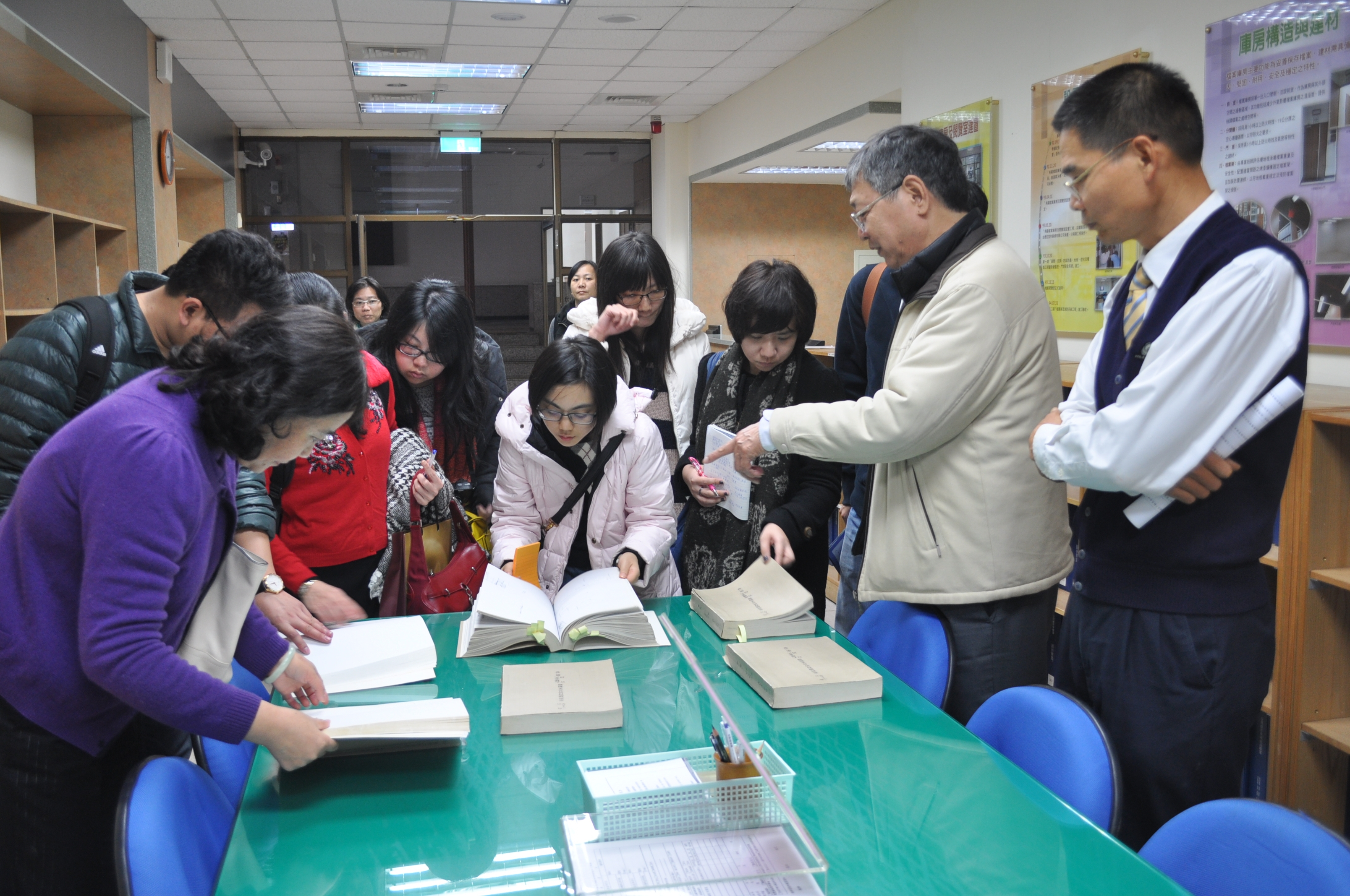 圖3：陳文添研究員（右2）介紹臺灣總督府檔案