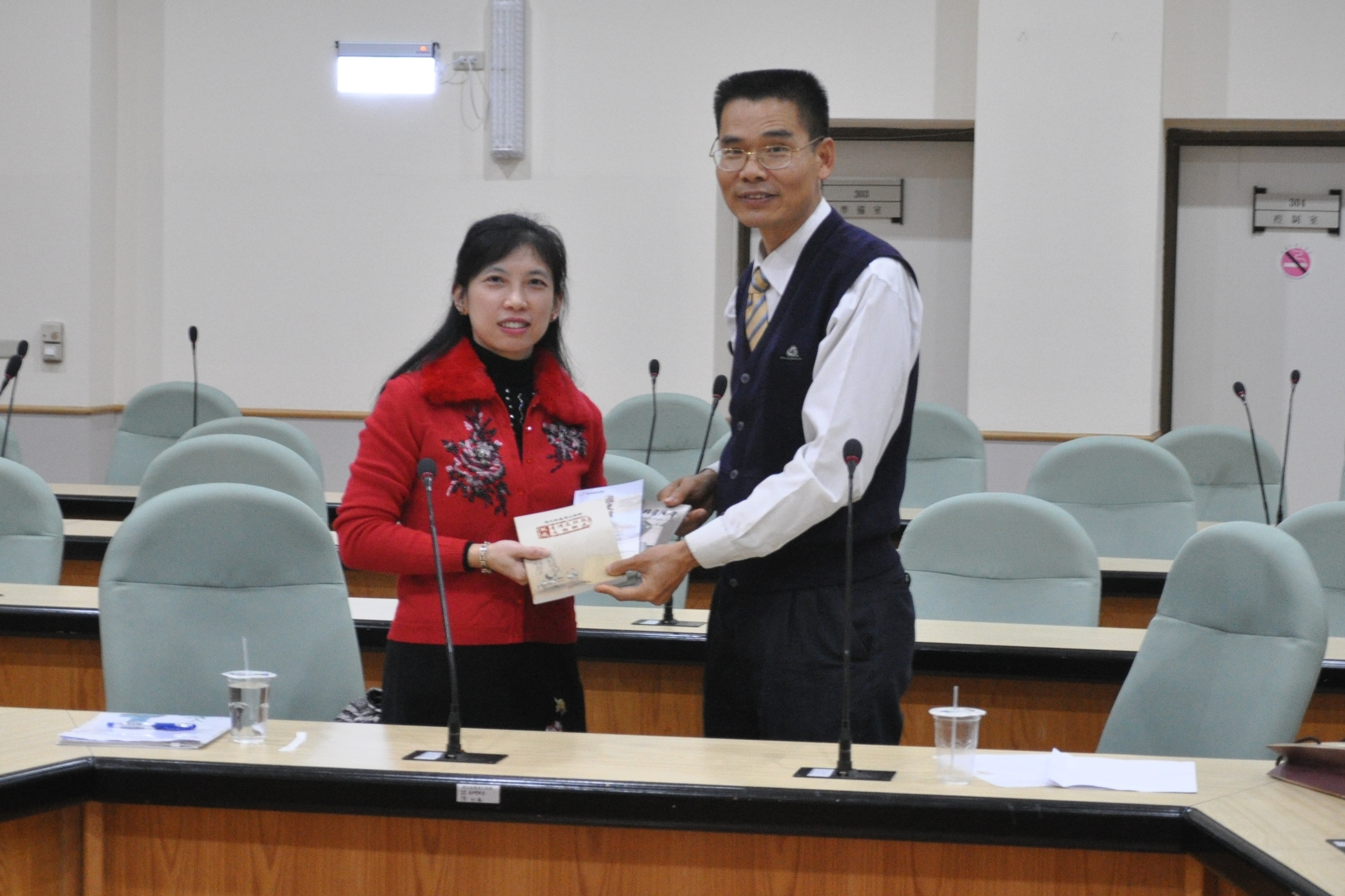 圖2：劉澤民副館長（右）致贈林巧敏副教授本館出版品