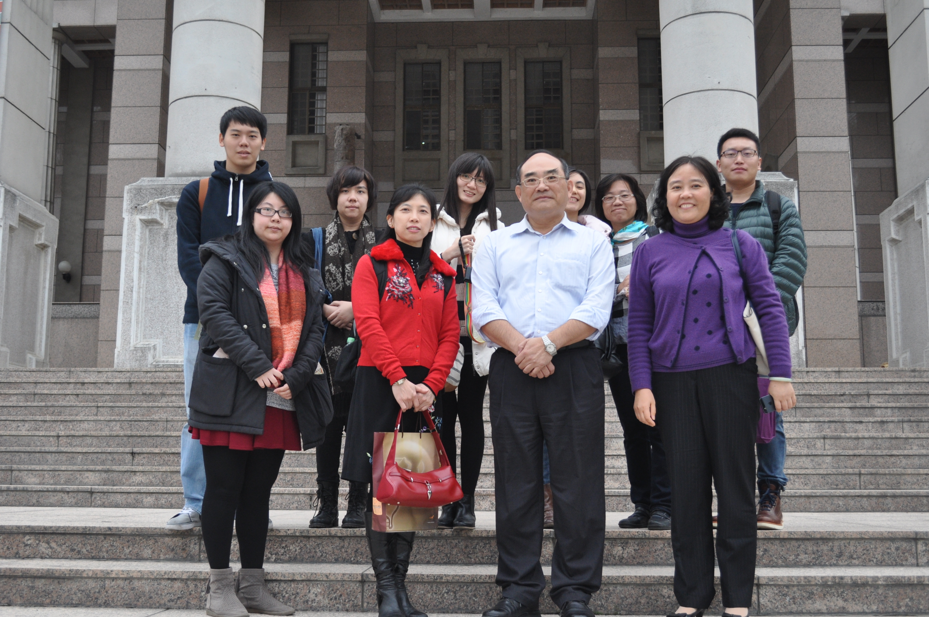 圖6：張鴻銘館長（前排右2）與政大圖檔所師生合影