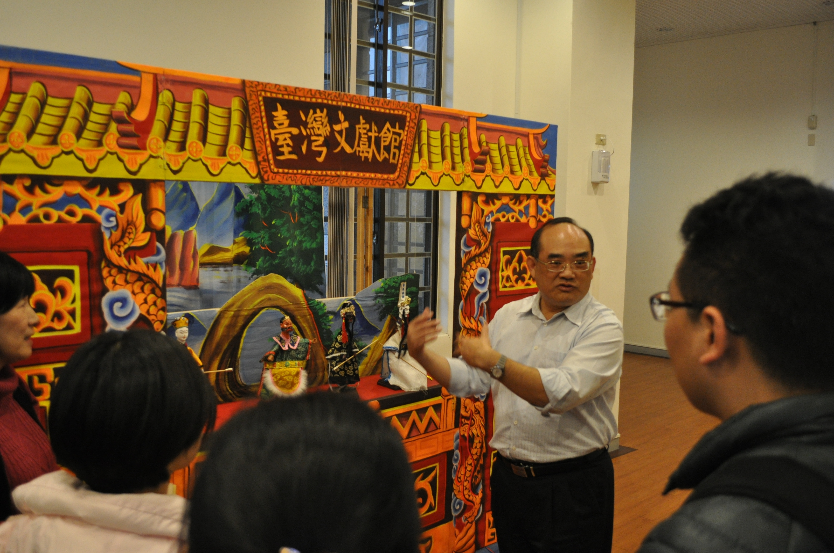 圖4：張鴻銘館長（右2）引導參觀文物大樓展覽