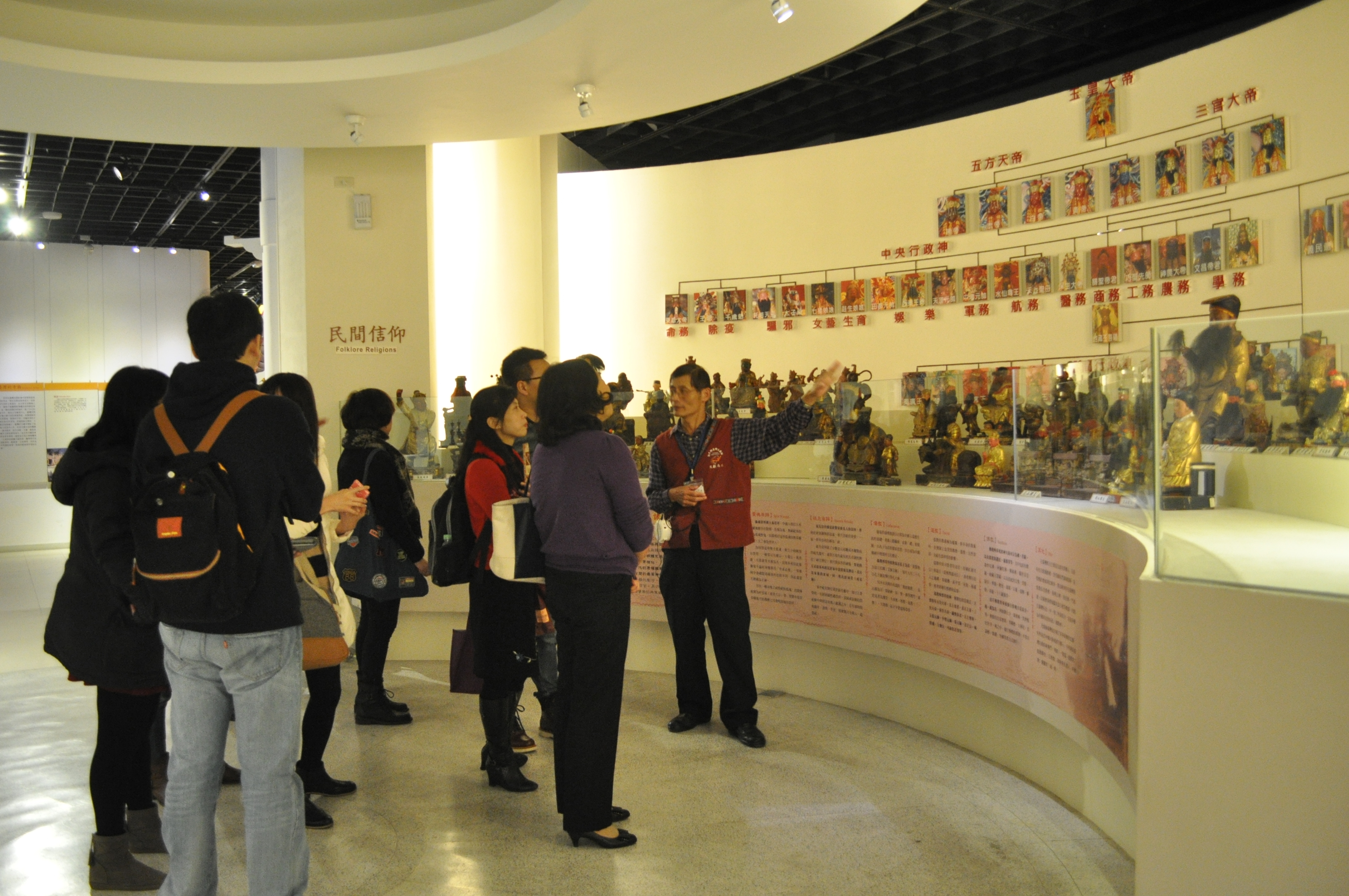 圖5：志工老師（右）導覽文物大樓展場