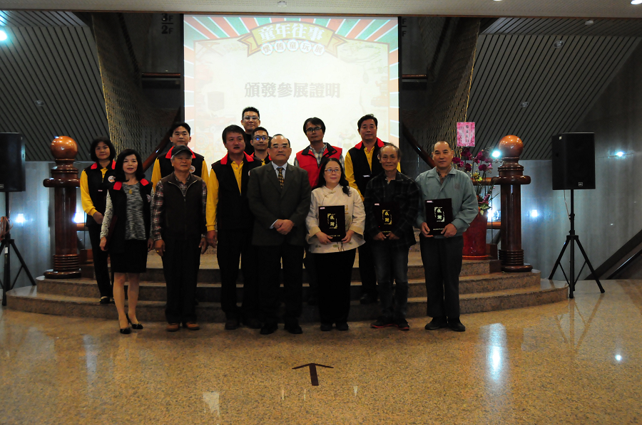 圖6︰張鴻銘館長與展件提供人合影